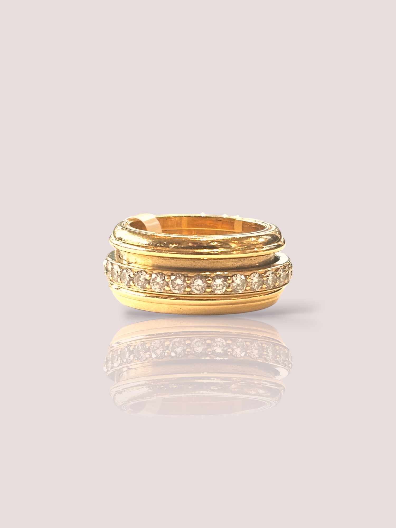 Deze vintage 18k geelgouden Piaget Possessions ring is voorzien van schitterende diamanten. Het elegante ontwerp maakt deze ring perfect voor elke gelegenheid, of het nu een chique diner is of een avondje uit. Draag deze ring alleen of gecombineerd met andere sieraden voor een extra glamoureuze uitstraling. Een tijdloos en prachtig stuk dat zeker de aandacht zal trekken.