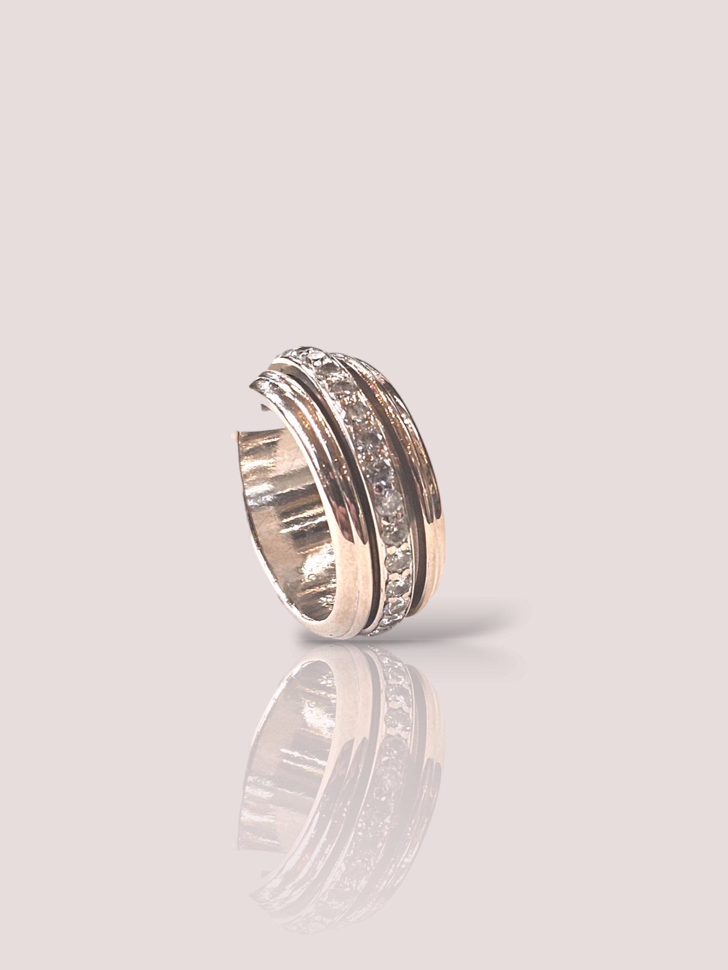 Deze vintage 18k witgouden Piaget Possessions ring is versierd met prachtige diamanten. Het klassieke en elegante ontwerp zorgt voor een tijdloze uitstraling. Deze opvallende ring kan zowel casual als formeel gedragen worden en voegt een vleugje glamour toe aan elke outfit. Combineer deze ring met andere gouden sieraden voor een complete look. Maak je outfit compleet met deze schitterende ring!

