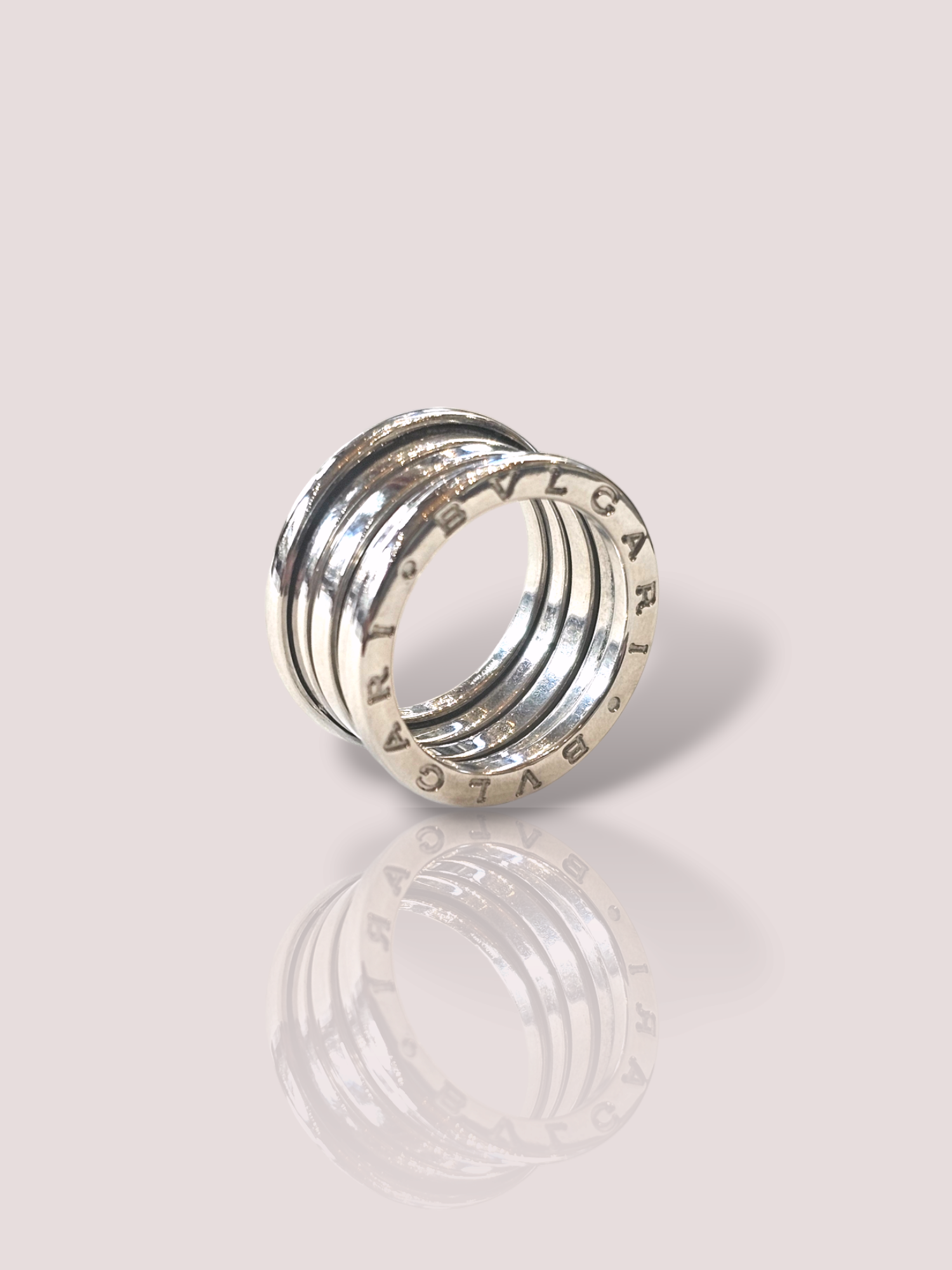 Deze prachtige Vintage Bulgari B.Zero1 ring is gemaakt van 18k witgoud en heeft een tijdloos design. De ring is voorzien van het iconische Bulgari logo en is een echte eye-catcher. Draag deze ring solo voor een minimalistische look of combineer met andere ringen voor een trendy layered look. Een perfect accessoire voor elke gelegenheid! De ring is 1 cm hoog.