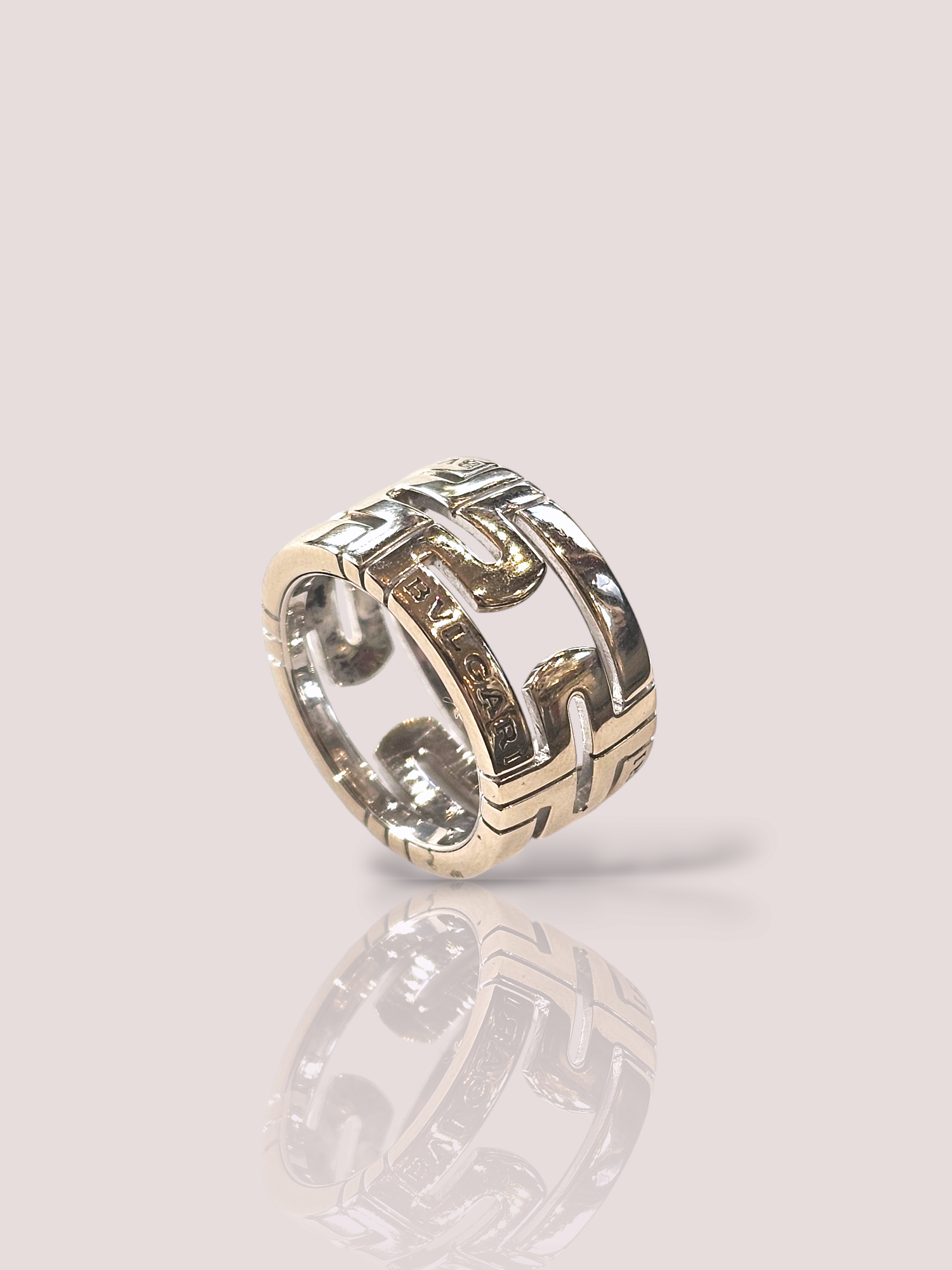 Deze Vintage Bulgari Parentesi 18k witgouden ring is voorzien van een opvallend en tijdloos design, perfect voor het toevoegen van een vleugje elegantie aan elke outfit. De ring is gemakkelijk te combineren met zowel casual als formele looks, waardoor het een veelzijdige accessoire is. Draag het solo voor een verfijnde touch of stapel het met andere ringen voor een trendy uitstraling. De ring is 1,1 cm hoog.