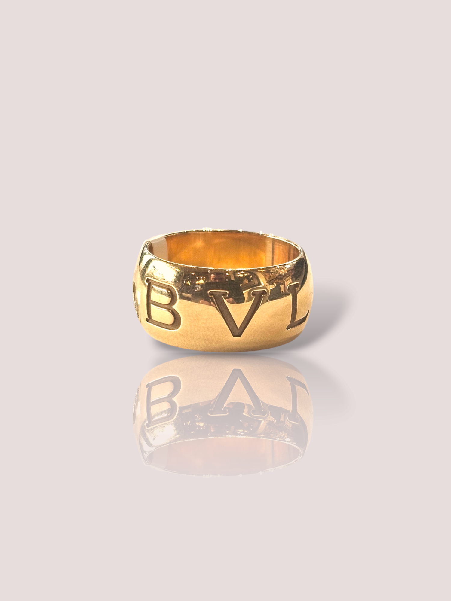 Deze vintage 18k geelgouden Monologo Bulgari ring is voorzien van prachtige details en vakmanschap. De ring heeft een tijdloos ontwerp en is perfect voor elke gelegenheid. Draag deze ring op zichzelf om een subtiele touch van glamour toe te voegen aan je outfit, of combineer het met andere gouden sieraden voor een elegante look. Een prachtige aanvulling op elke sieradencollectie! De ring is 1 cm breed.