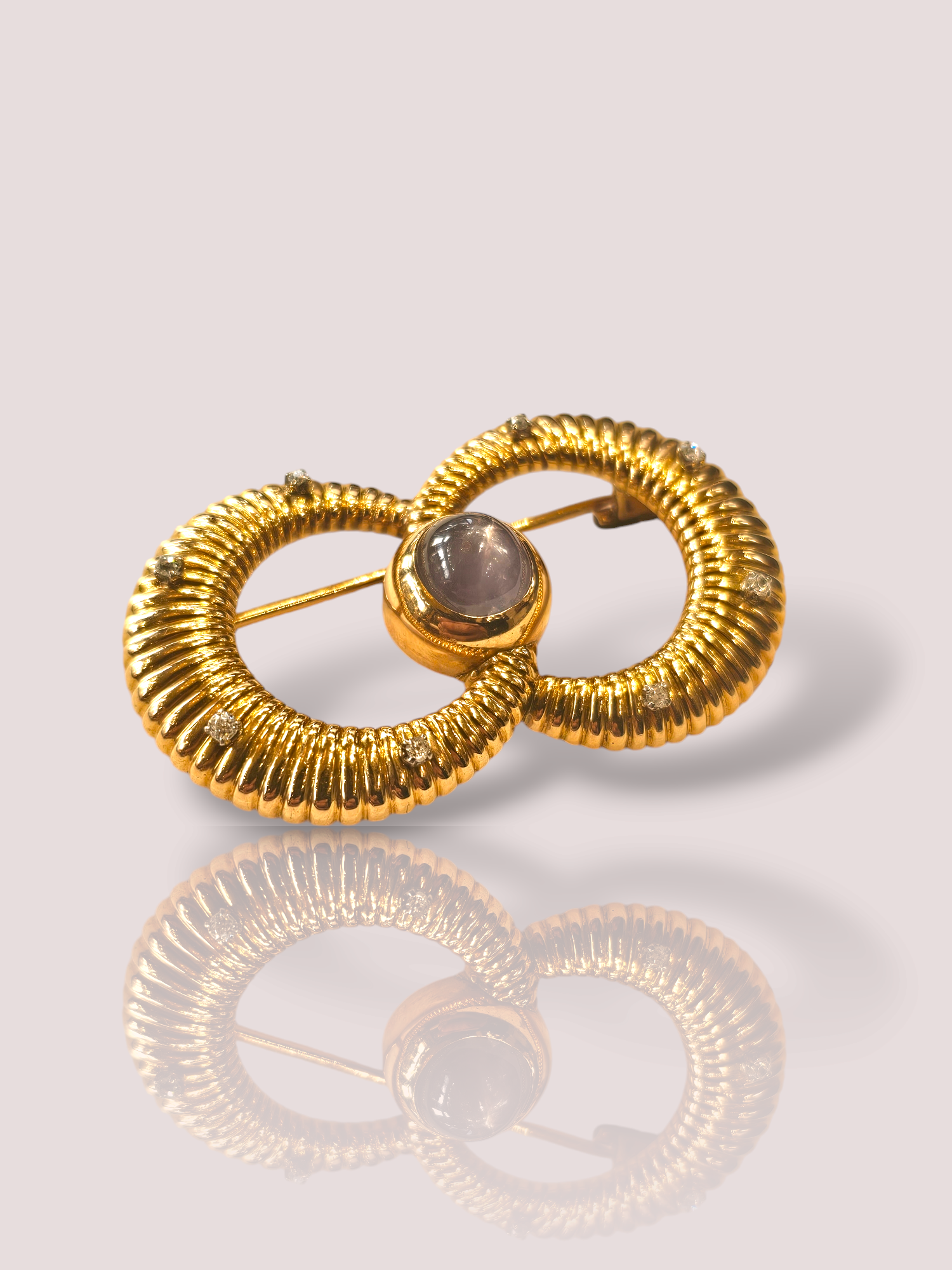Deze prachtige vintage 18k geelgouden broche is versierd met een schitterende stersaffier en sprankelende diamanten. De broche voegt een vleugje glamour toe aan elke outfit en is perfect voor speciale gelegenheden. Draag het op een elegante jurk of op een blazer voor een chique look. Het is een tijdloze en elegante toevoeging aan elke sieradencollectie.

De broche is 5 cm breed en 3 cm hoog en weegt maar liefst 16,5 gram.