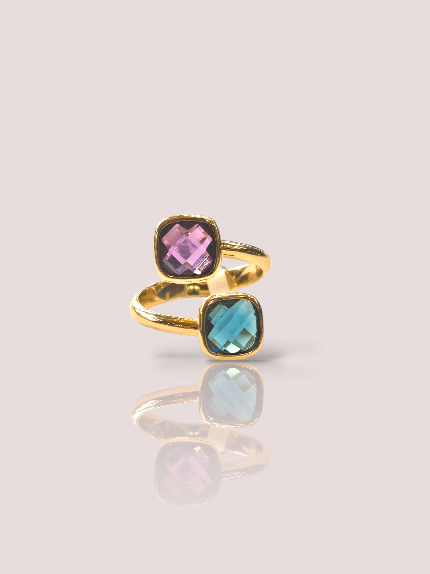 Deze schitterende House of Bruens ring is gemaakt van 14k geel goud en heeft een prachtige combinatie van amethist en London blue topaas. De ring is perfect voor elegante gelegenheden en kan worden gedragen als statement piece of als onderdeel van een stapelringen. Het is een tijdloos stuk dat elke outfit zal verfraaien. Maak een fashion statement met deze adembenemende ring!

De topaas en amethist zijn beide 7 bij 7 mm.