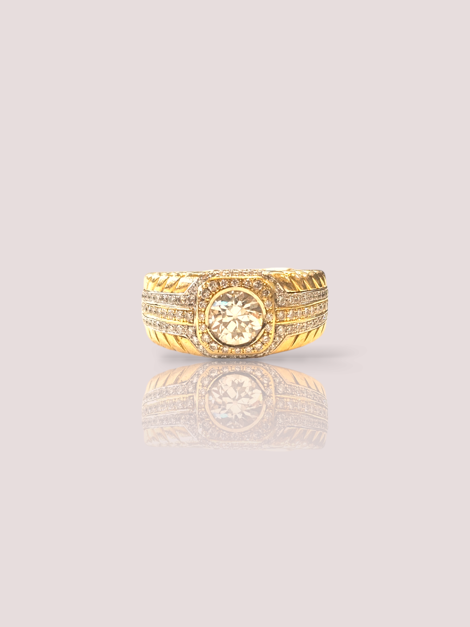 Deze prachtige vintage gouden ring is bezet met een 1,17 karaat Boljsewiek geslepen diamant en briljant geslepen diamanten voor een extra sprankelende uitstraling. De ring kan het beste gedragen worden als een elegante statement piece bij speciale gelegenheden of als een dagelijkse luxe toevoeging aan je outfit. De ring is tijdloos en stijlvol, perfect voor elke gelegenheid.