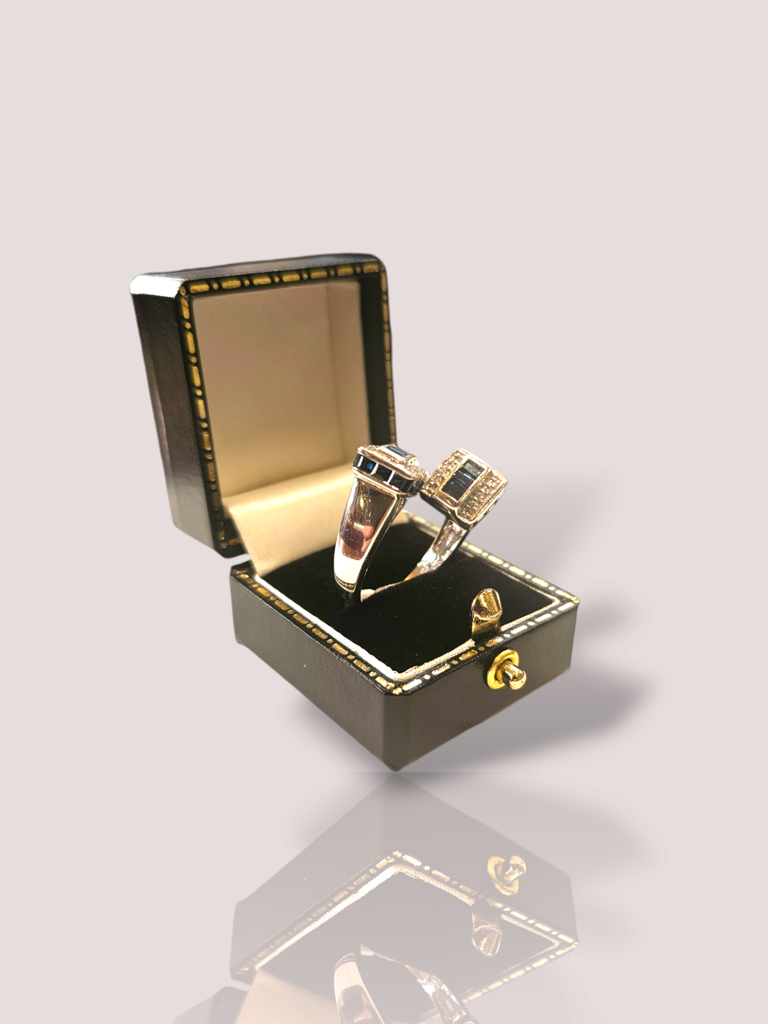 Deze prachtige Art-Deco 14k witgouden ring is versierd met schitterende diamanten en saffieren. De ring heeft een elegant en tijdloos ontwerp dat perfect is voor speciale gelegenheden of gewoon voor dagelijks gebruik. Draag deze ring als een statement piece op zichzelf, of combineer hem met andere gouden sieraden voor een klassieke look. Met deze ring voeg je een vleugje glamour toe aan elke outfit.

De ring bevat 6 baguette geslepen saffieren en 18 princess cut geslepen saffieren met nog 20 briljant geslepen diamanten. 