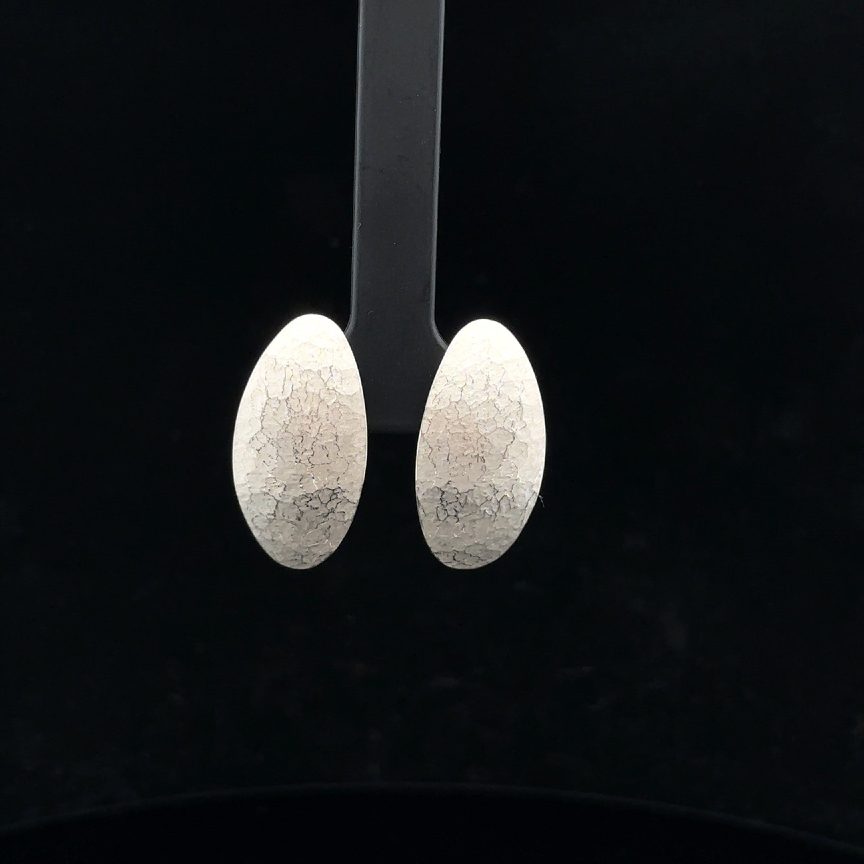 Dieser Ohrclip "Oval" in Silber ist vielseitig einsetzbar. Er kann sowohl als Ohrstecker allein getragen werden, als auch mit dem Einhänger-Häkchen für einen eleganten Look. Das schlichte Design passt zu jedem Outfit und Anlass. Tragen Sie ihn als Statement-Stück oder kombinieren Sie ihn mit anderen Ohrringen für einen individuellen Stil. Ein Must-Have für jede Schmucksammlung!