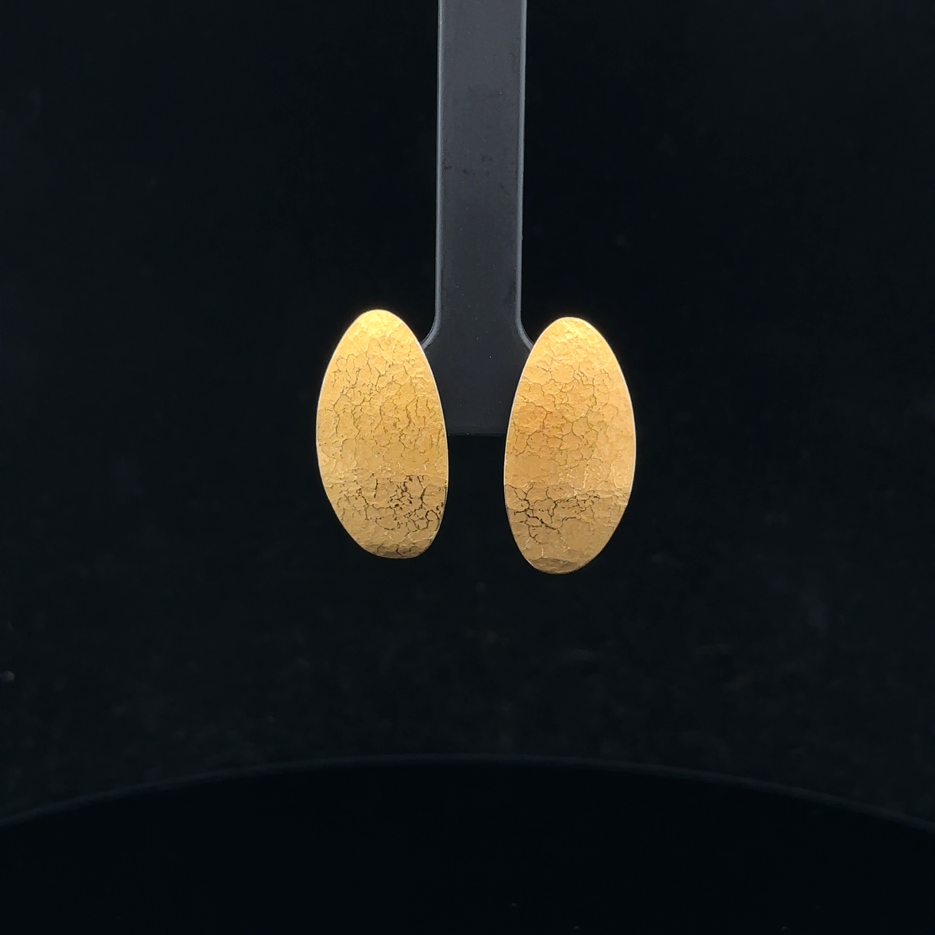 Das Ohrclip "Oval" ist aus hochwertigem Silber-Feingold gefertigt und verfügt über ein Einhänger-Häkchen. Mit einer Größe von 25x13mm ist es das perfekte Accessoire für jeden Anlass. Tragen Sie es als Stecker für einen klassischen Look oder mit dem Einhänger-Häkchen für einen modernen Twist. Egal wie Sie es tragen, dieses Juwel wird Ihren Stil perfekt ergänzen.