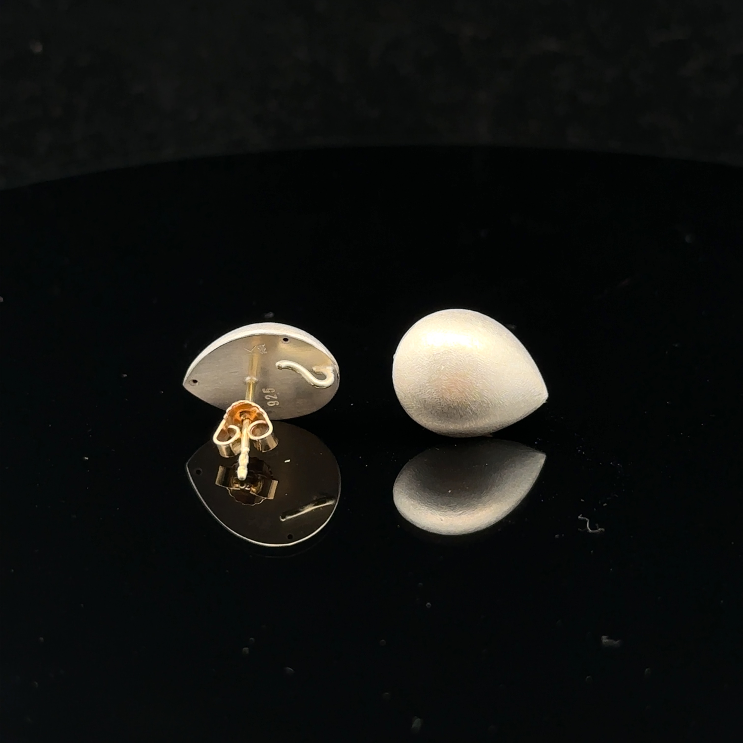 Diese Ohrstecker "Tropfen" aus 925er Silber sind 17x14mm groß und ein echtes Highlight für jedes Outfit. Die Tropfenform verleiht ihnen eine elegante und zeitlose Optik. Trage sie am besten zu schlichten, femininen Looks, um ihnen die volle Aufmerksamkeit zu geben. Egal ob im Alltag oder zu besonderen Anlässen - mit diesen Ohrsteckern ziehst du alle Blicke auf dich.