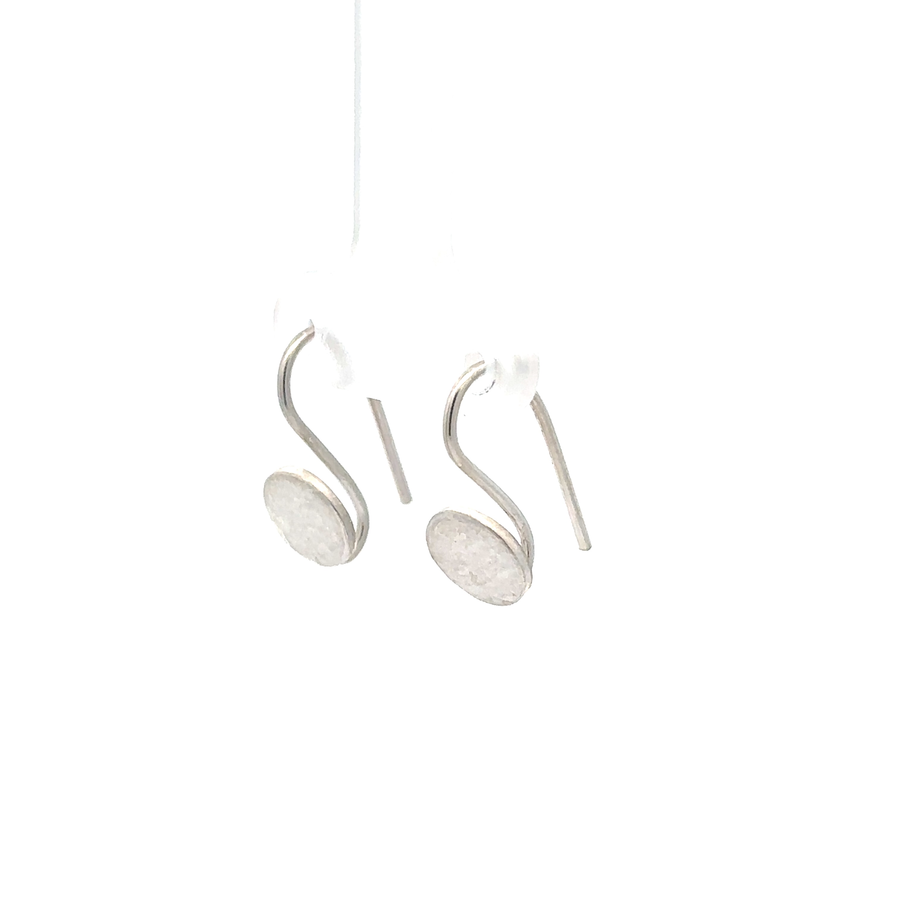 Diese stilvollen Ohrhänger aus 925/-Silber mit kleinen (8mm) Haken und Scheiben sind ein echter Blickfang. Das filigrane Design eignet sich perfekt für den täglichen Gebrauch oder besondere Anlässe. Trage sie alleine oder kombiniere sie mit anderen Schmuckstücken für einen individuellen Look. Ein Must-have für jede Schmucksammlung!