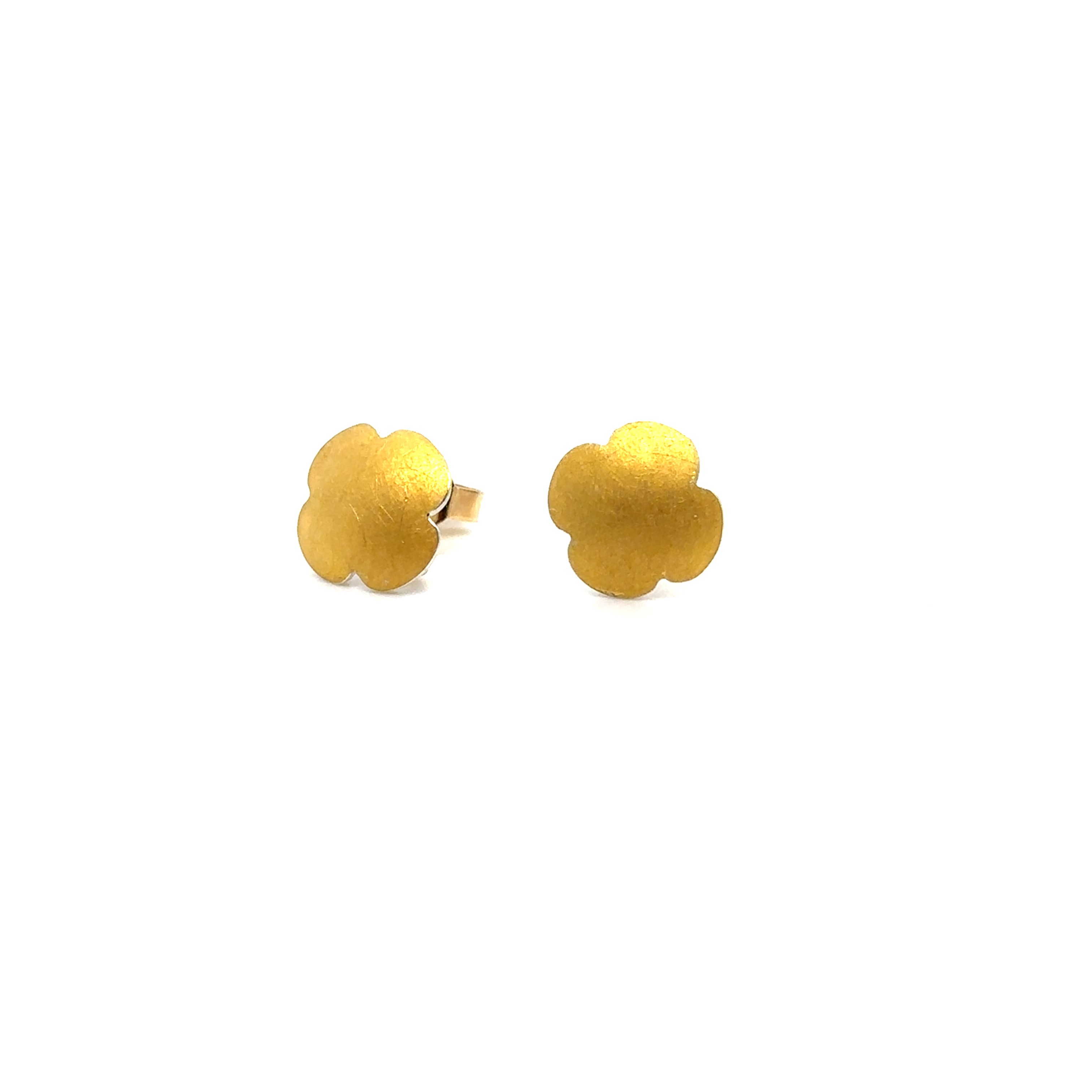 Diese wunderschönen Ohrstecker "Blüte" bestehen aus 925er Silber mit einer Feingold-Beschichtung. Die Blüten haben einen Durchmesser von 11mm und strahlen in ihrem filigranen Design. Es ist möglich verschiedene Anhänger in die dafür vorgesehenen Häkchen einzuhängen. Sie passen perfekt zu jedem Outfit und sind sowohl tagsüber als auch abends ein echter Hingucker. Trage sie einzeln oder kombiniere sie mit anderen Schmuckstücken – so verleihst du deinem Look das gewisse Etwas!