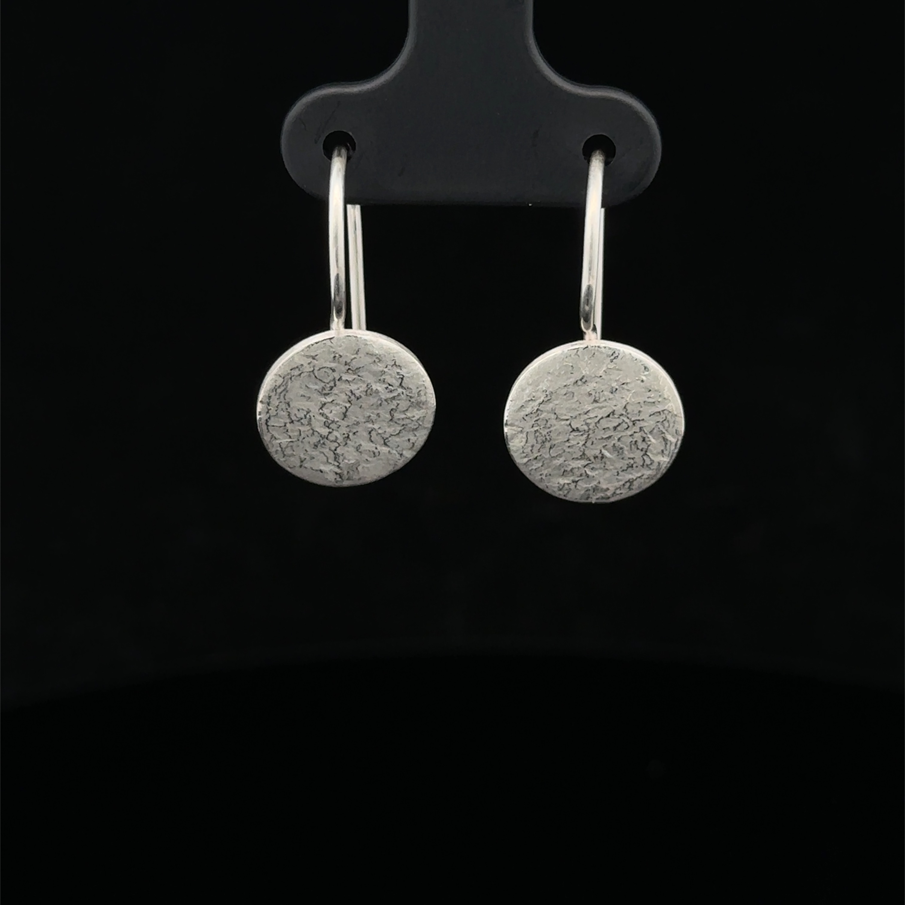 Diese 925er Silber Ohrhänger zeichnen sich durch ihre klassische Eleganz aus. Die 12mm großen Haken mit Scheibe verleihen jedem Outfit das gewisse Etwas. Tragen Sie sie am besten zu schulterfreien Kleidern oder Blusen, um sie in Szene zu setzen. Diese Ohrhänger sind ein zeitloser Klassiker und ein Must-Have für jede Schmucksammlung.