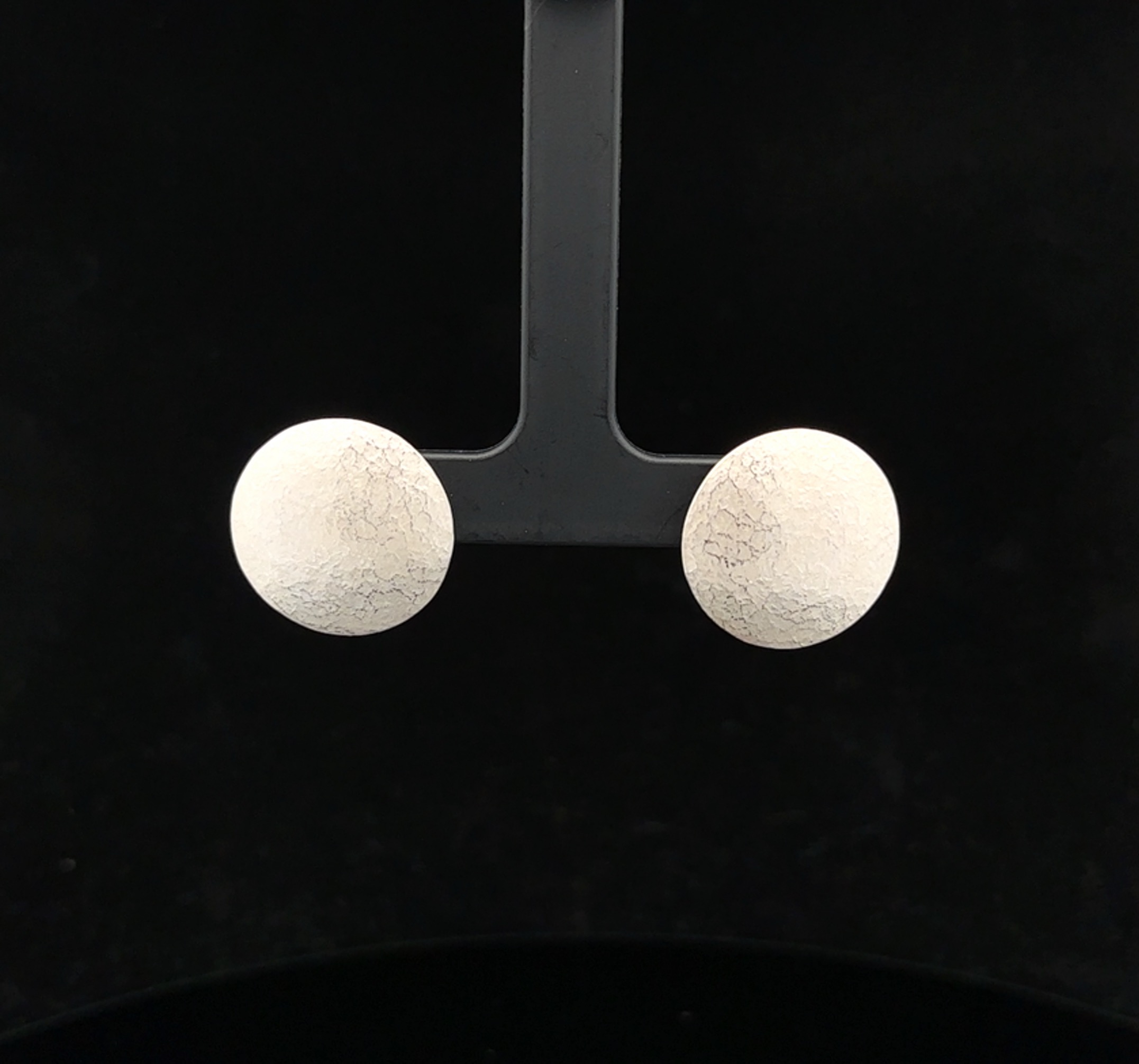Dieser 19mm Knopf aus 925/-Silber ist unverzichtet und zeitlos. Tragen Sie ihn als schlichtes Accessoire an Ihrer Kleidung, Schuhen oder Taschen, um jedem Look eine elegante Note zu verleihen. Dieser hochwertige Knopf ist vielseitig einsetzbar und perfekt für individuelle Designprojekte oder zur Aufwertung vorhandener Kleidungsstücke. Ein Must-Have für alle Liebhaber von stilvollem Schmuck.