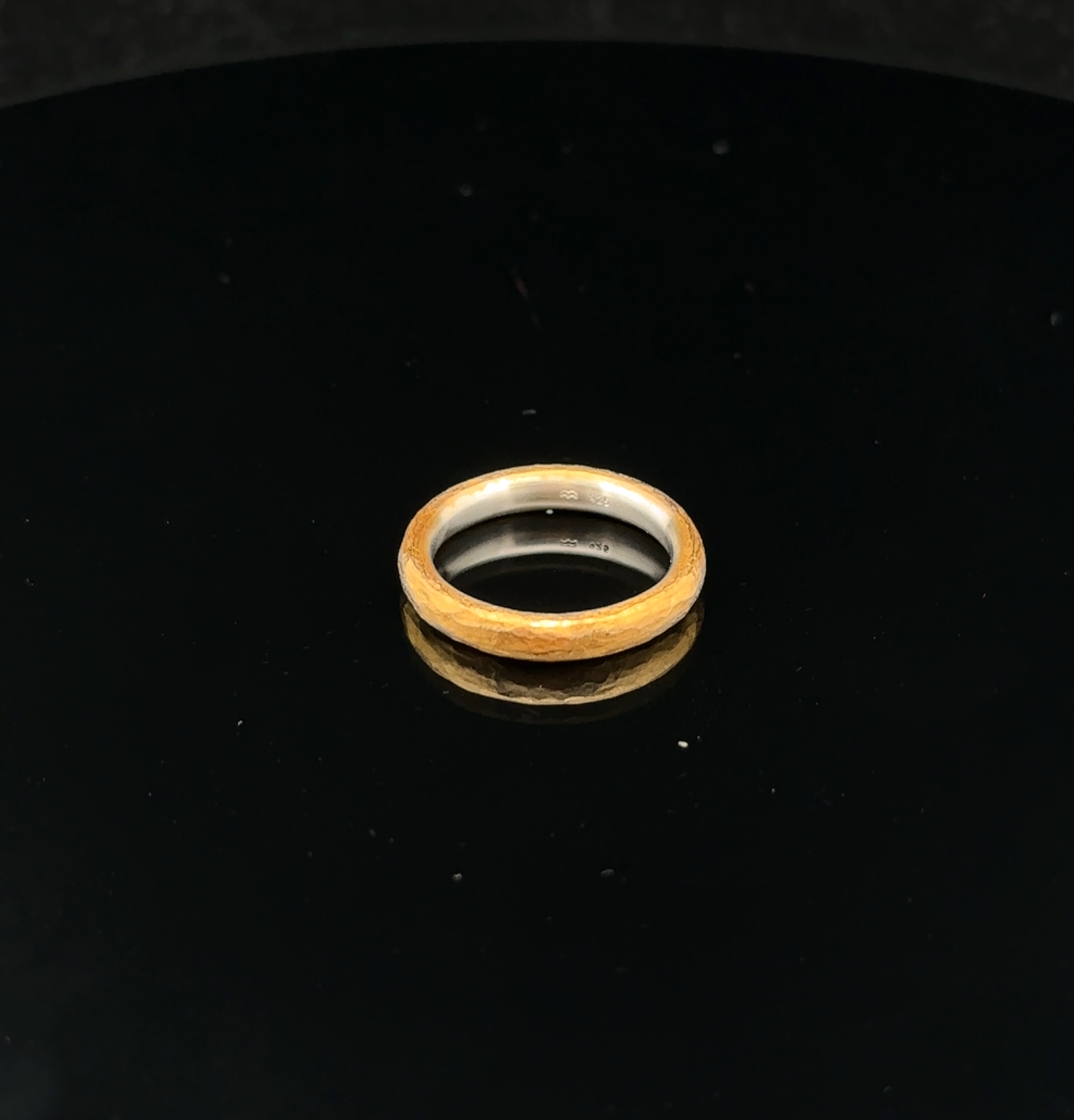 Der Trauring Vogelzunge ist 3,5x2,7mm groß und Silber-Feingold ummantelt. Die einzigartige Form und das hochwertige Material machen ihn zu einem echten Blickfang. Tragen Sie diesen Ring am besten solo, um seine Schönheit optimal zur Geltung zu bringen. Ein zeitloses und elegantes Schmuckstück für besondere Anlässe.