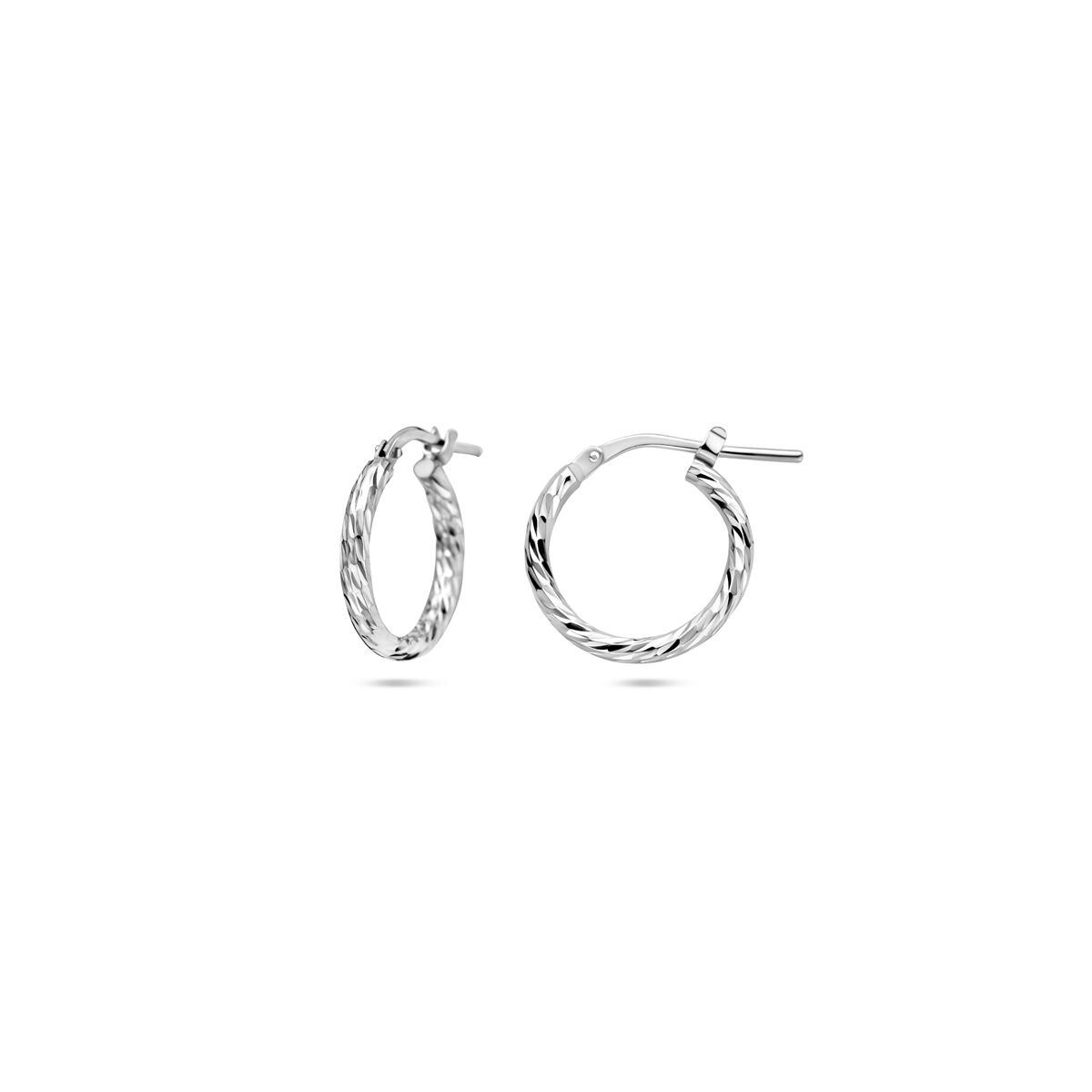 Deze prachtige zilveren oorringen zijn gediamanteerd en hebben een diameter van 2,0 mm. De oorringen hebben een subtiele glans en zijn perfect voor dagelijks gebruik of voor speciale gelegenheden. Draag ze alleen voor een minimalistische look of combineer ze met andere oorsieraden voor een meer opvallende uitstraling. Verrijk jouw collectie met deze tijdloze oorringen.
