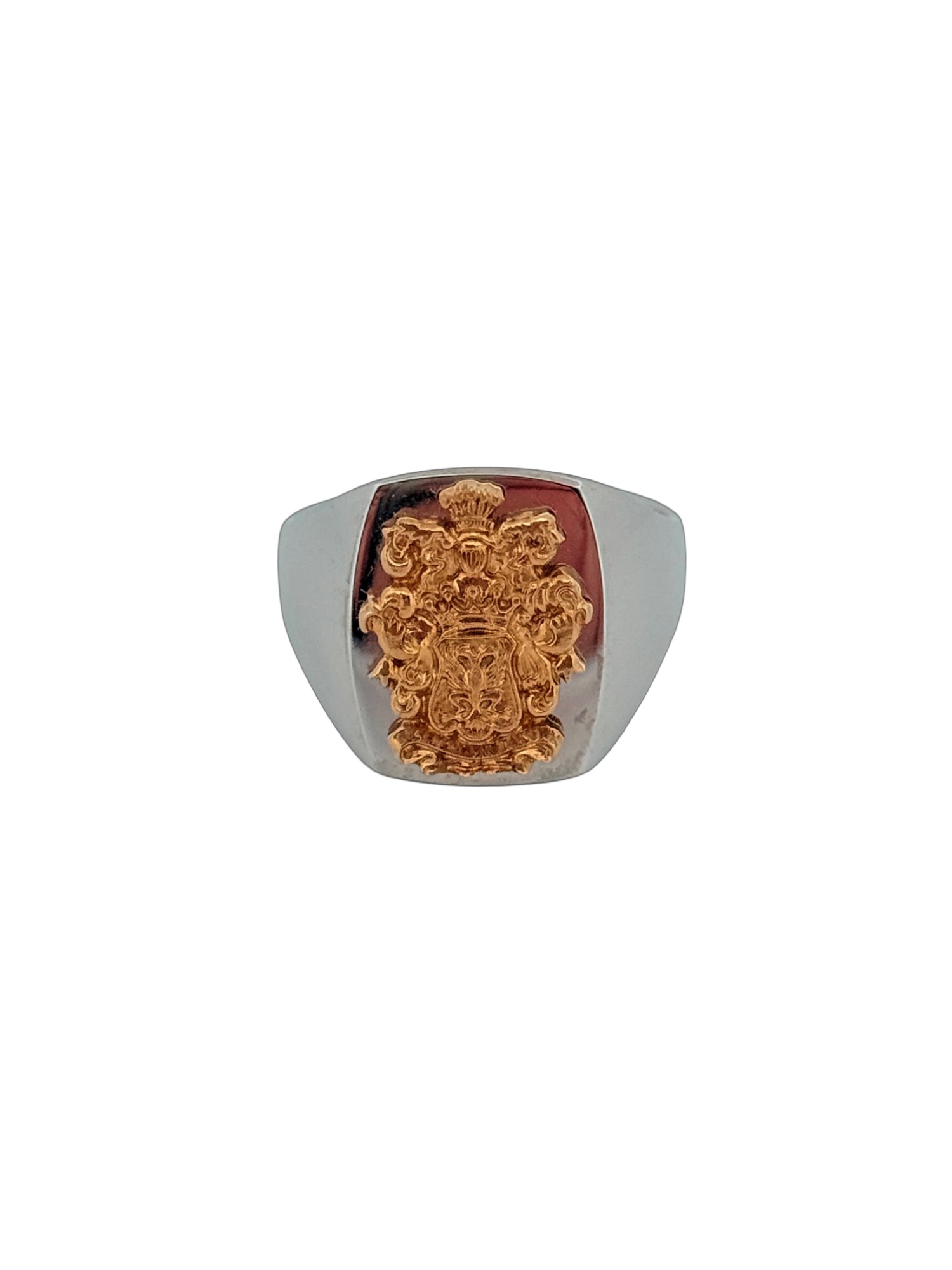 Deze prachtige zegelring is gemaakt van massief 14krt witgoud met een uniek geelgouden reliëfmotief. De ring is perfect voor de moderne man of vrouw die op zoek is naar een stijlvolle toevoeging aan hun sieradencollectie. Draag deze ring solo voor een elegante look, of combineer hem met andere gouden sieraden voor een moderne uitstraling. Bestel deze ring vandaag nog en geef uw outfit een luxe touch! Verkrijgbaar in maat 23.
