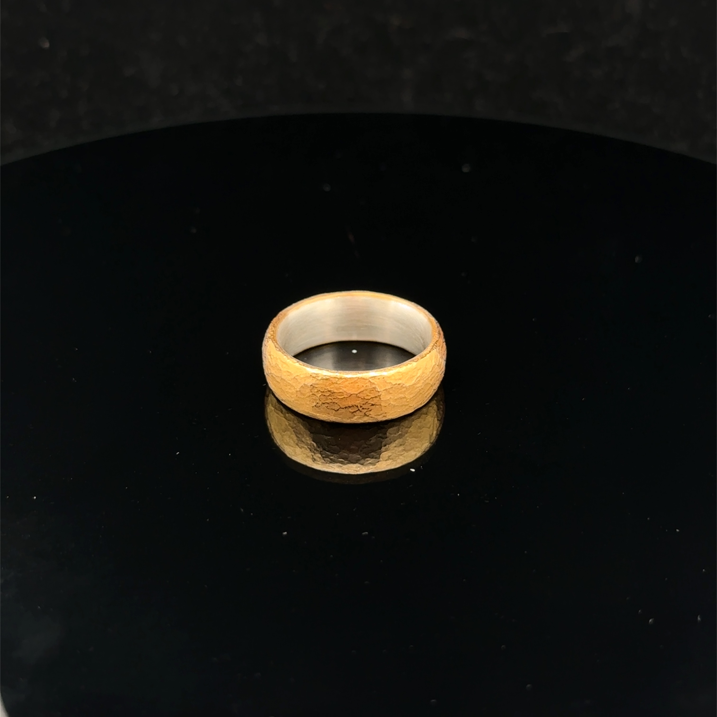 Dieser Trauring ist ein echtes Juwel! Er misst 7,5 mm und präsentiert sich in einem ovalen Design mit einer gehämmerten Oberfläche, die von Silber-Feingold ummantelt ist. Tragen Sie ihn am besten als Statement-Stück am Ringfinger Ihrer linken Hand, um Ihre Liebe und Verbundenheit zu symbolisieren. Ein zeitloses und edles Accessoire für jeden Anlass!