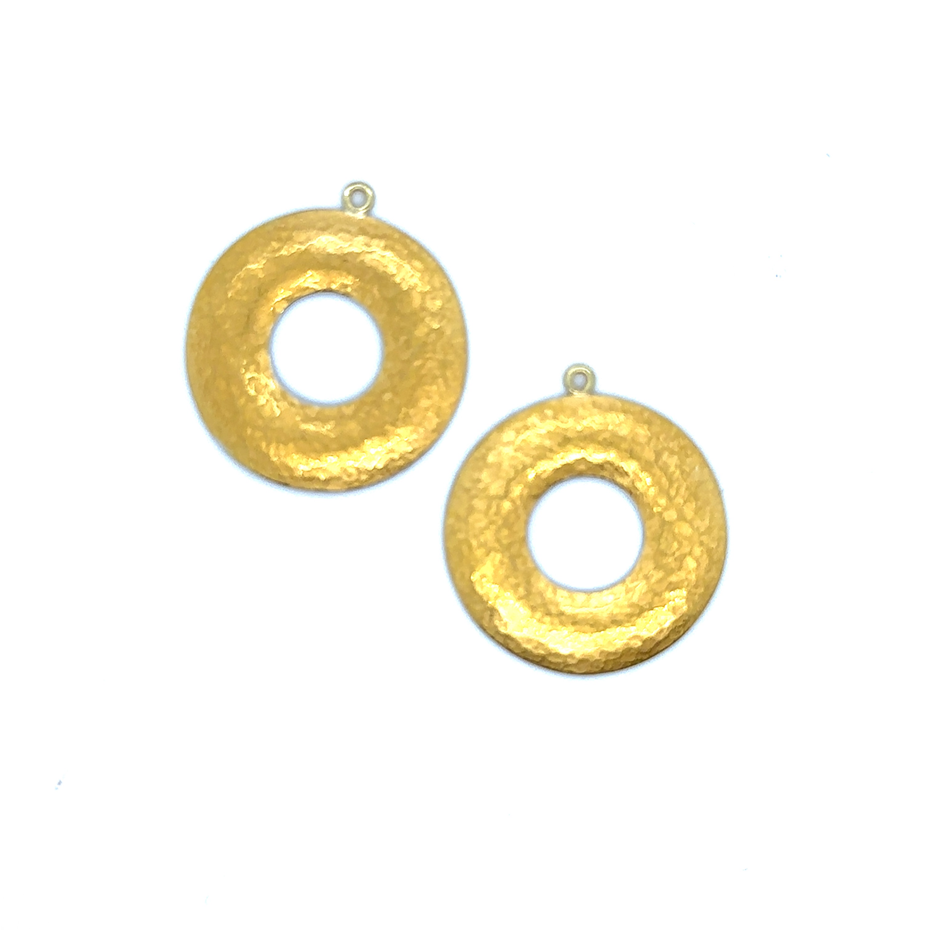 Der Einhänger "Donut" misst 26 mm und besteht aus Silber mit Feingoldbelötung. Kmbinerbier mit allen unseren Häkchen Oberteilen 