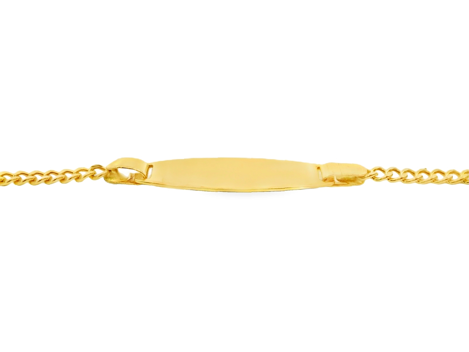 Dit prachtige kinderarmbandje is gemaakt van 14 karaat geelgoud en heeft een graveerplaatje waar een naam of speciale datum op gegraveerd kan worden. Het armbandje is perfect voor dagelijks gebruik of voor speciale gelegenheden. Het beste is om het armbandje alleen te dragen en op te bergen in een sieradendoosje wanneer het niet gedragen wordt. Geef dit unieke armbandje cadeau aan een speciaal kind in je leven.