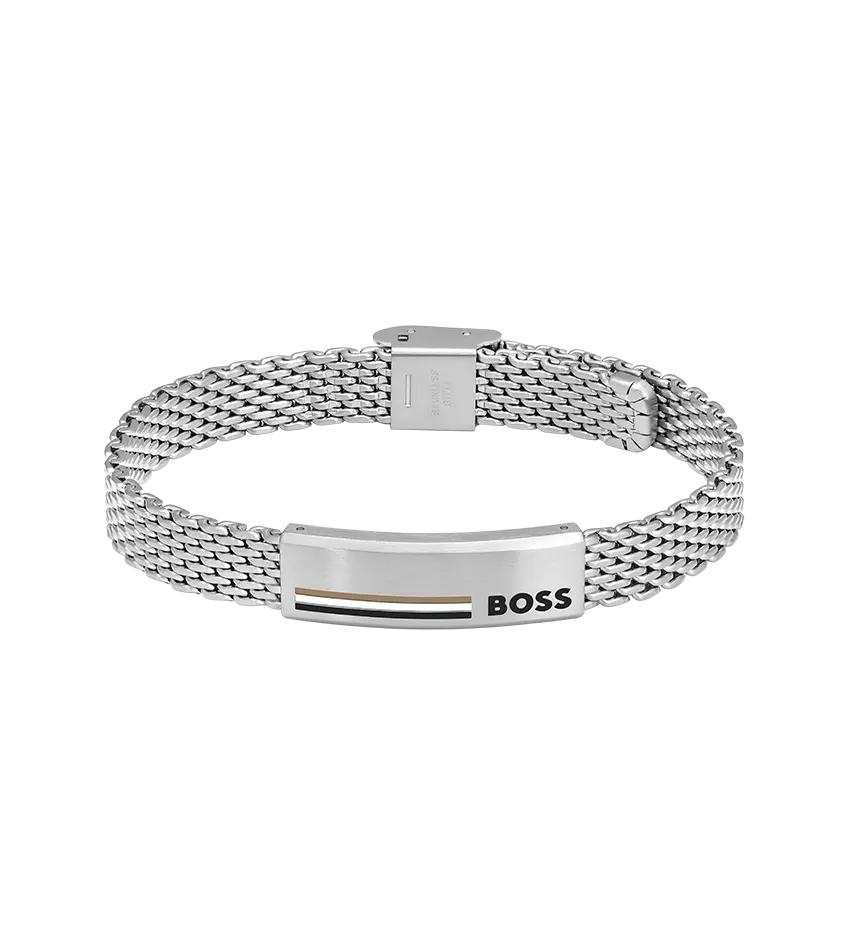 Deze Hugo Boss stalen armband Alen 20cm, modelnummer HBJ1580611, is gemaakt van roestvrij staal en heeft een tijdloos design. De armband is perfect voor zowel casual als formele gelegenheden en kan eenvoudig worden gecombineerd met andere sieraden. Draag hem alleen voor een minimalistische look of stapel hem met andere armbanden voor een meer gedurfde uitstraling.

De beste manier om deze armband te dragen is om hem strak om je pols te dragen, zodat hij goed opvalt. De verstelbare sluiting zorgt ervoor dat de armband perfect past bij elke polsmaat. Voeg deze armband toe aan je collectie voor een vleugje elegantie en stijl.