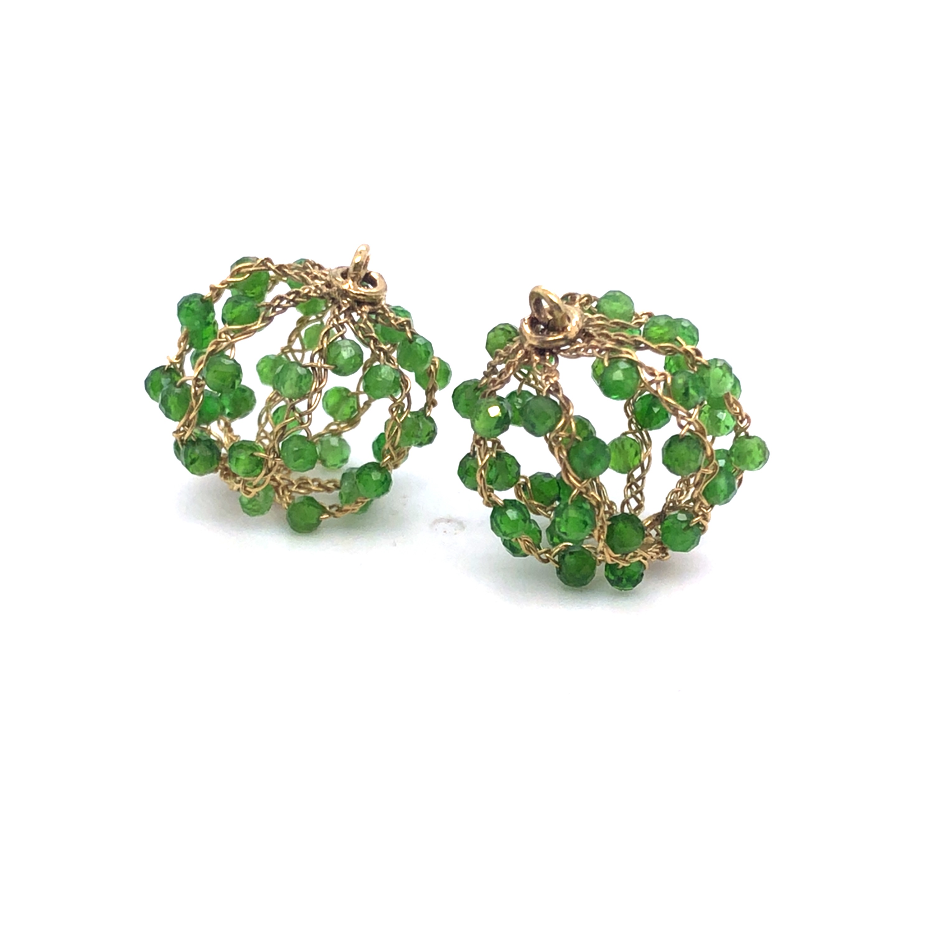 Der Einhänger für Ohrschmuck ist handgefertigt aus 750er Gold und Tsavorite in Grün. Die Kugel ist geklöppelt und verleiht dem Schmuckstück ein edles Aussehen. Am besten trägt man ihn zu eleganten Outfits oder als Eyecatcher zu schlichten Looks. Dieser Einhänger ist ein echtes Schmuckstück und passt zu jedem Anlass.