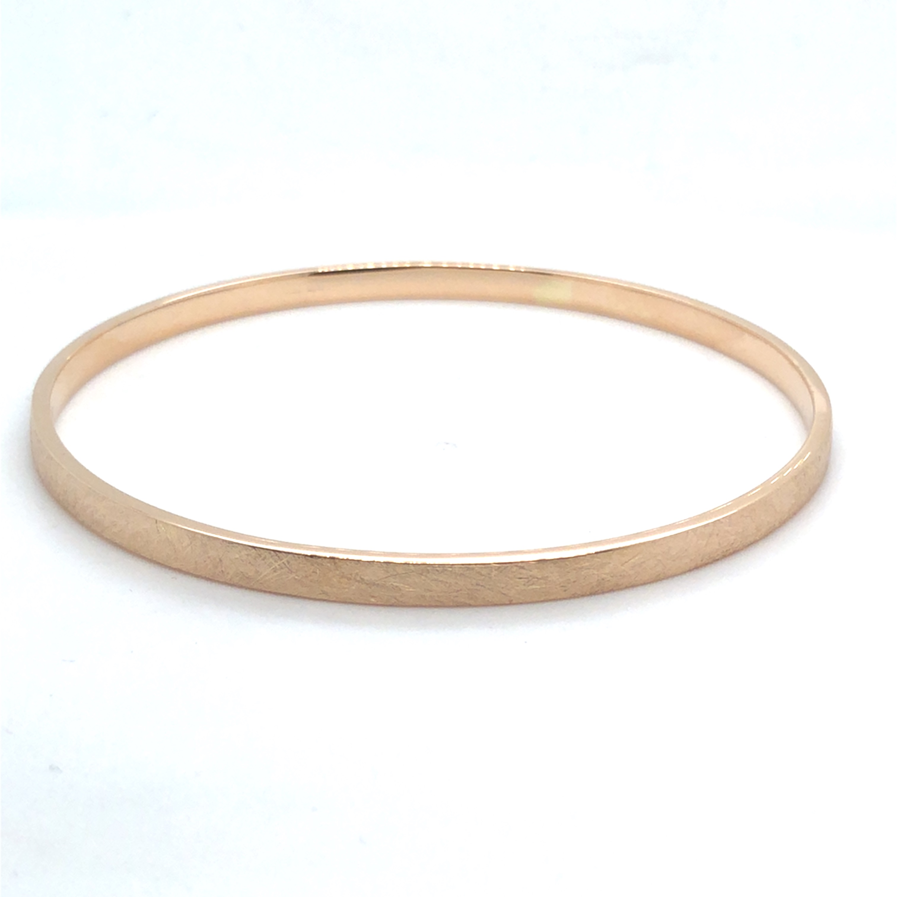 Der Armreif aus 750er Rotgold besticht durch sein schlichtes und elegantes Design. Er ist geschlossen und daher besonders sicher am Handgelenk zu tragen. Das hochwertige Material sorgt für eine edle Ausstrahlung und passt zu verschiedenen Outfits. Tragen Sie ihn einzeln als stilvolles Statement-Stück oder kombinieren Sie ihn mit anderen Armbändern für einen individuellen Look. Ein zeitloses Schmuckstück für jede Gelegenheit.