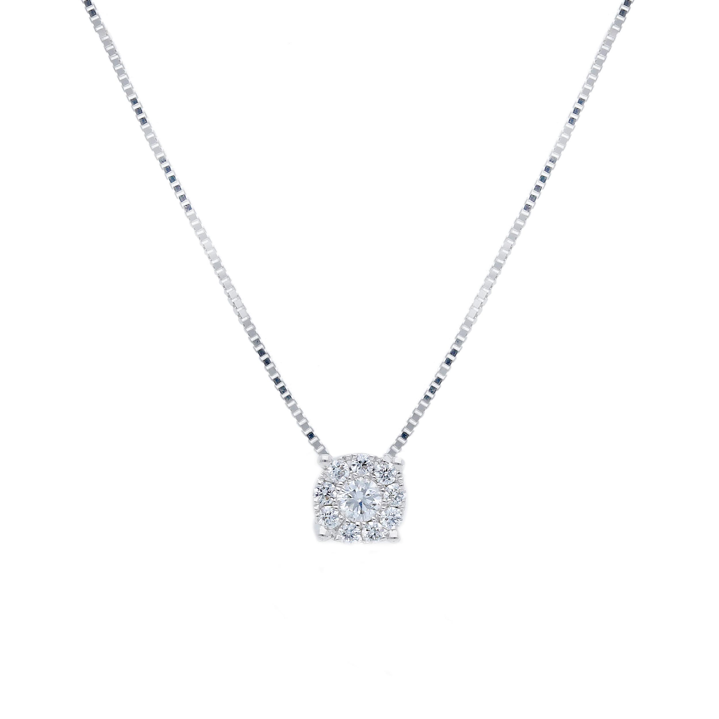 Deze prachtige solitair hanger is gemaakt van 18 karaats witgoud en heeft een centrale briljant geslepen diamant met verschillende kleinere briljantjes rondom gezet voor een totaal van 0,10 karaat. De hanger heeft een tijdloos en elegant design, waardoor hij perfect is voor dagelijks gebruik of bij speciale gelegenheden. Draag deze hanger aan een fijne gouden ketting voor een chique en subtiele look die elke outfit compleet maakt.