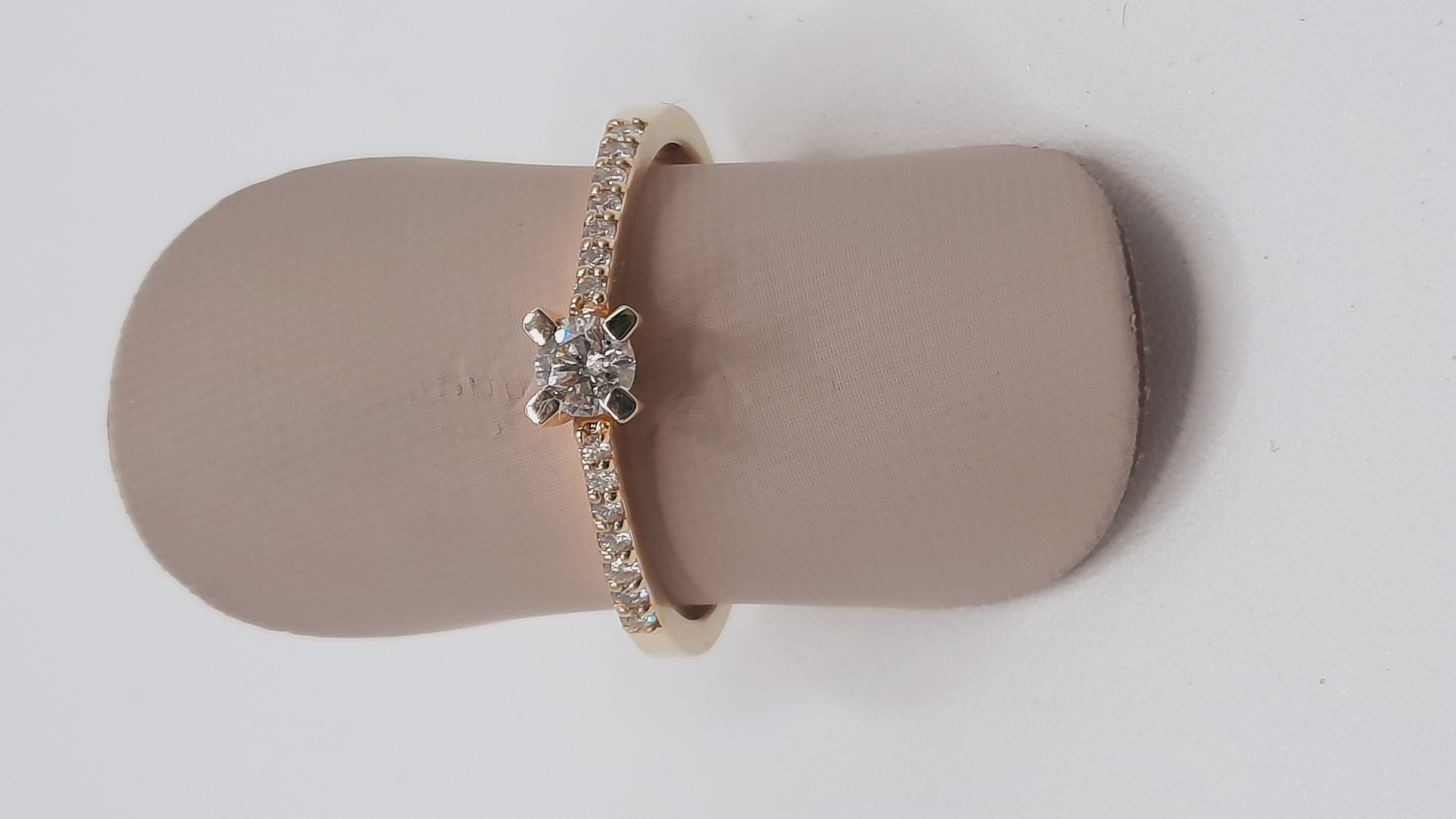 De gouden ring model BREA-0002554 van 14 karaat goud is een prachtige sieraad uit de categorie juwelen. De ring bevat briljant gesneden diamanten met een SI1 zuiverheid en een kleur van F (Fijnwit+ River). Het totaal aantal diamanten bedraagt 15. Perfect voor dagelijks dragen en speciale gelegenheden. Beschikbare maat: 54.