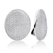 Deze prachtige oorbel is gemaakt van sterling zilver en versierd met sprankelende zirkonia stenen. De delicate vorm zorgt voor een elegante uitstraling die perfect is voor elke gelegenheid. Draag deze oorbel solo voor een subtiele look of combineer hem met andere oorbellen voor een trendy effect. Het is de perfecte aanvulling op jouw sieradencollectie!