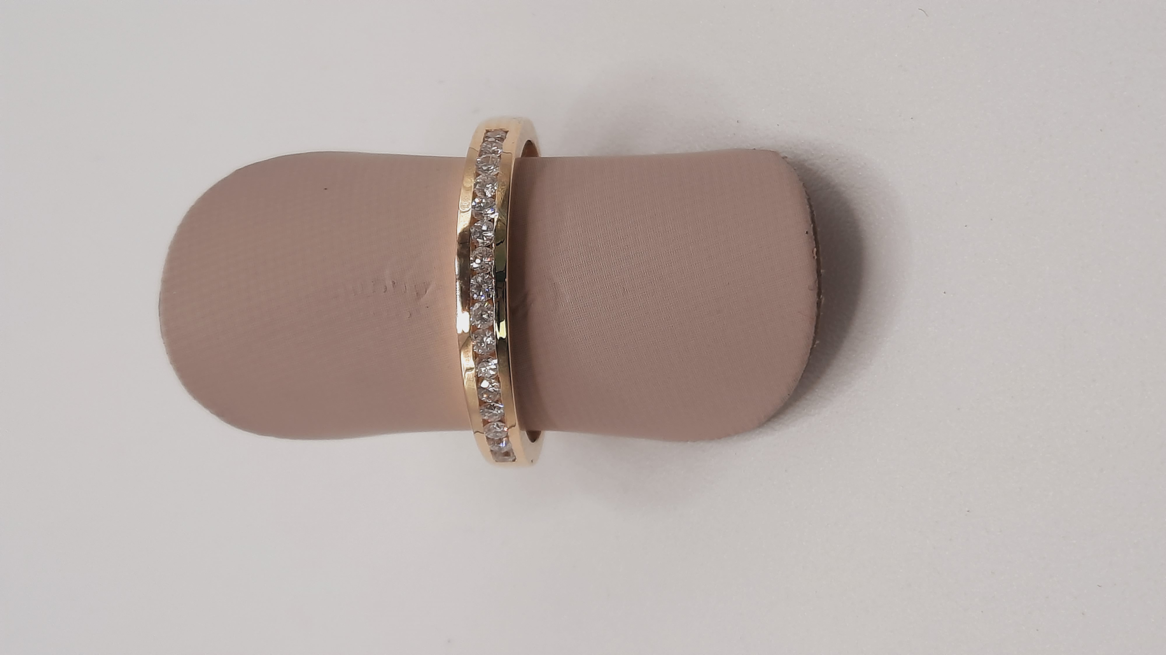 Deze prachtige ring, model 000177, is van een onbekend merk en gemaakt van 14 karaat goud. De ring is goudkleurig en bevat 17 briljant geslepen diamanten van de kwaliteit SI1, met F (fijn wit+ rivier) kleur. Draag deze elegante juweelring voor speciale gelegenheden of om elke dag een vleugje luxe toe te voegen. Geschikt voor maat 53.