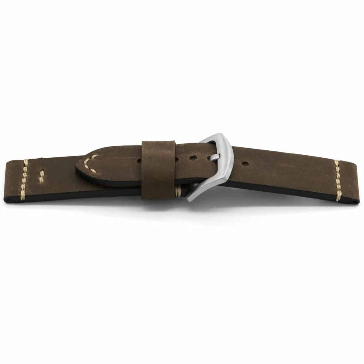 Bruin lederen horlogeband met zwart lederen lining en edelstalen gesp.
Kleur band: Bruin nubuck
Band dikte: 4.10mm 
Band lengte: 75/115 mm
Band breedte: 22x22 mm
Gesp: Edelstaal mat
Bekleding binnenband: Hoogwaardig zwart leder
Gestikt: Ja, beige
Pushpin: Exclusief
Hypo allergisch: Nee
NFC Chip: Ja
EAN: 4780263428228