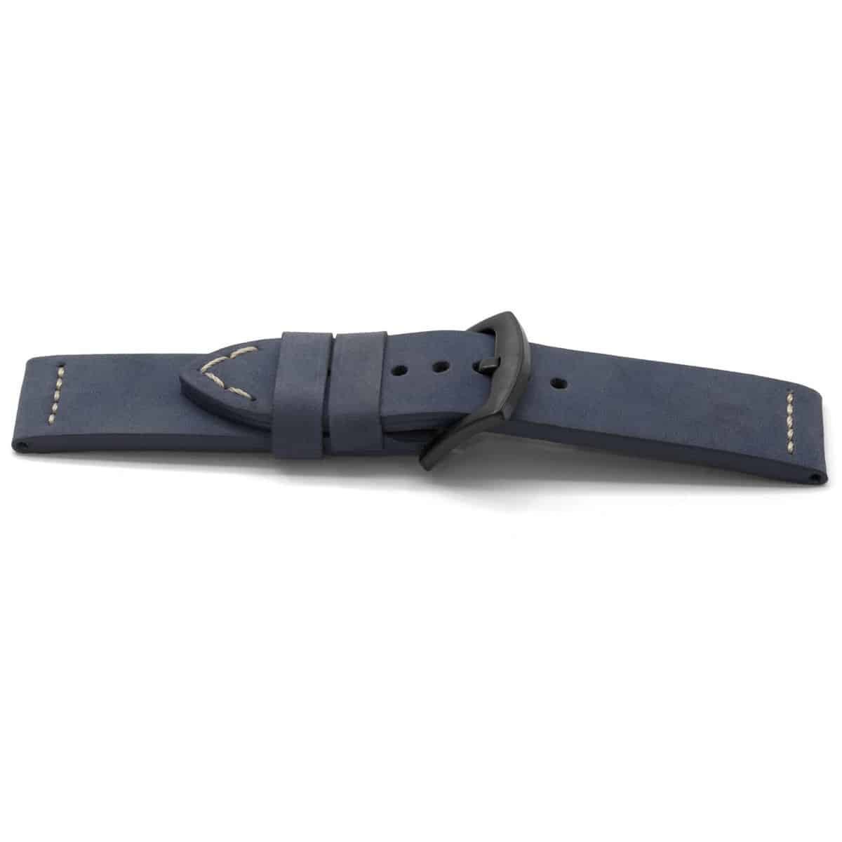Blauw lederen horlogeband met zwartkleurig edelstalen gesp.
Kleur band: Blauw
Band dikte: 4.2mm 
Band lengte: 75/115mm
Band breedte: 22x22mm
Gesp: Stainless steel IP zwart
Bekleding binnenband: Hoogwaardig zwart leder
Gestikt: Ja, Beige
Pushpin: Exclusief
Hypo allergisch: Ja
NFC Chip: Ja
EAN: 4780263608224