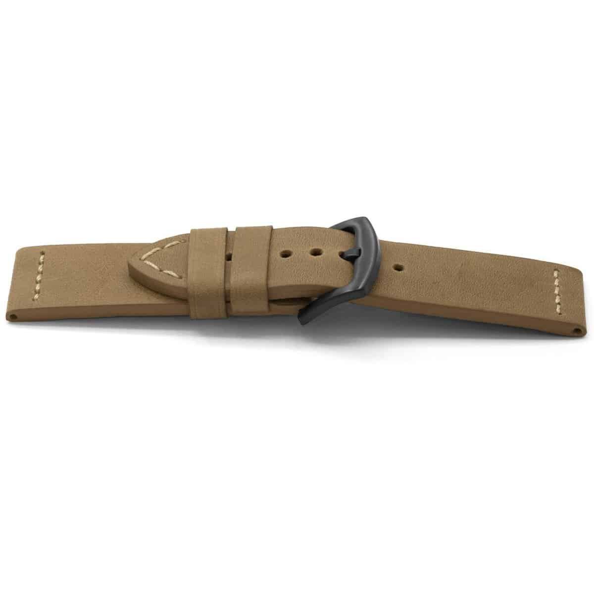 Bruin lederen horlogeband met zwartkleurig edelstalen gesp.
Kleur band: Bruin
Band dikte: 4.2mm 
Band lengte: 75/115mm
Band breedte: 24x24mm
Gesp: Stainless steel IP zwart
Bekleding binnenband: Hoogwaardig zwart leder
Gestikt: Ja, Beige
Pushpin: Exclusief
Hypo allergisch: Ja
NFC Chip: Ja
EAN: 4780263408244