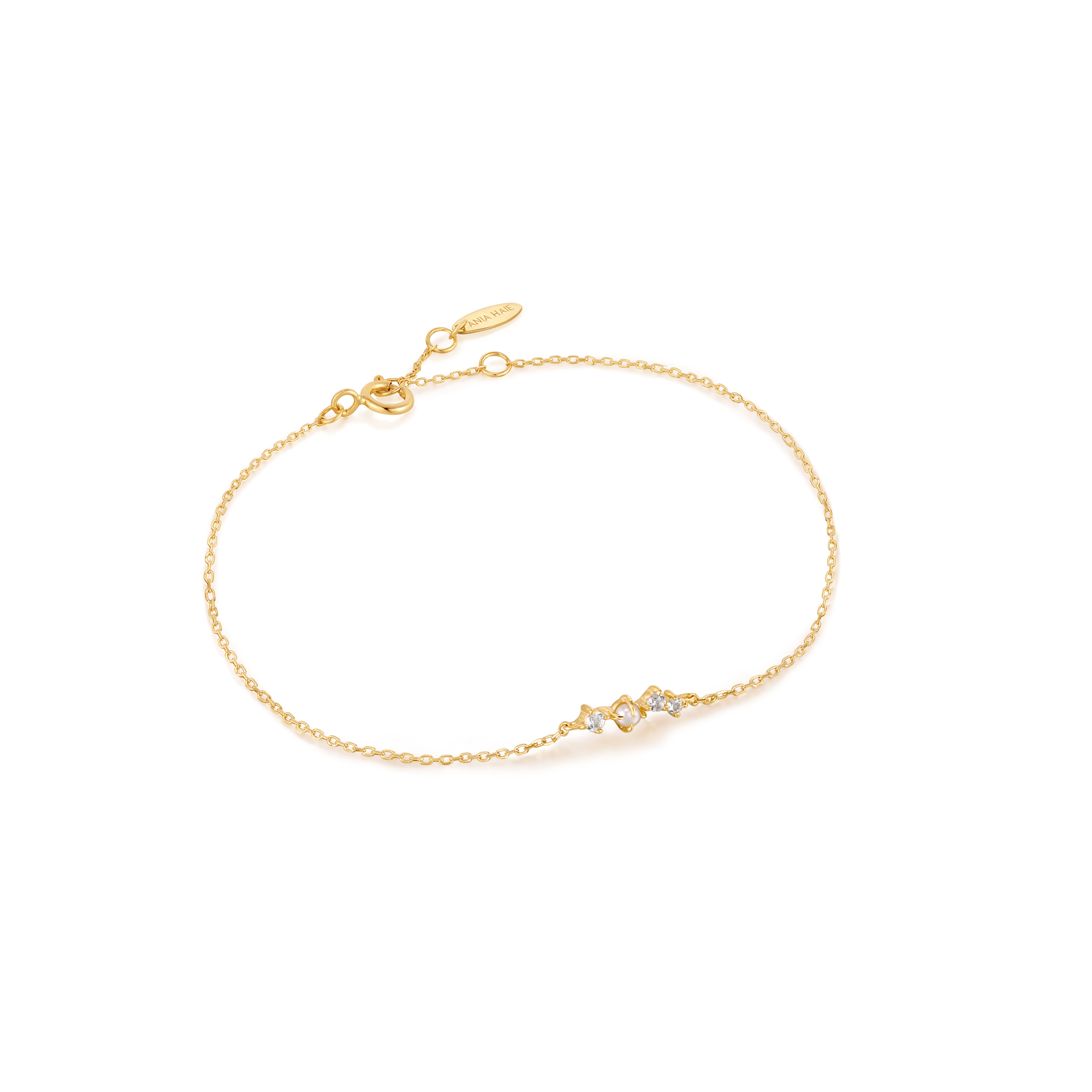 Geïnspireerd door een moderne stijl met luxe twist, deze 14kt gouden armband van Ania Haie. De nadruk ligt op de prachtige parel in combinatie met de witte saffier edelstenen. Een mooi klassiek stuk dat niet snel verveeld.

HET MERK
Ania Haie staat bekend als fashion-forward sieradenmerk en heeft een toonaangevende naam opgebouwd. Een uitstekend moment om het merk verder uit te bouwen met een 14kt massief gouden collectie: Ania Haie 14kt Gold! In lijn met Ania Haie’s streven om een duurzamer merk te worden, is de 14kt gouden collectie gemaakt van 100% gerecycled 14kt goud en bevat conflictvrije en volledig traceerbare natuurlijke diamanten en echte edelstenen, zoals witte saffieren, opalen en turquoise.

SPECIFICATIES
- 14kt Gold Pearl And White Sapphire Radiance Bracelet
- Armband
- 14kt goud
- Lengte verstelbaar: 16,5 - 18,5cm
- AH BAU003-02YG