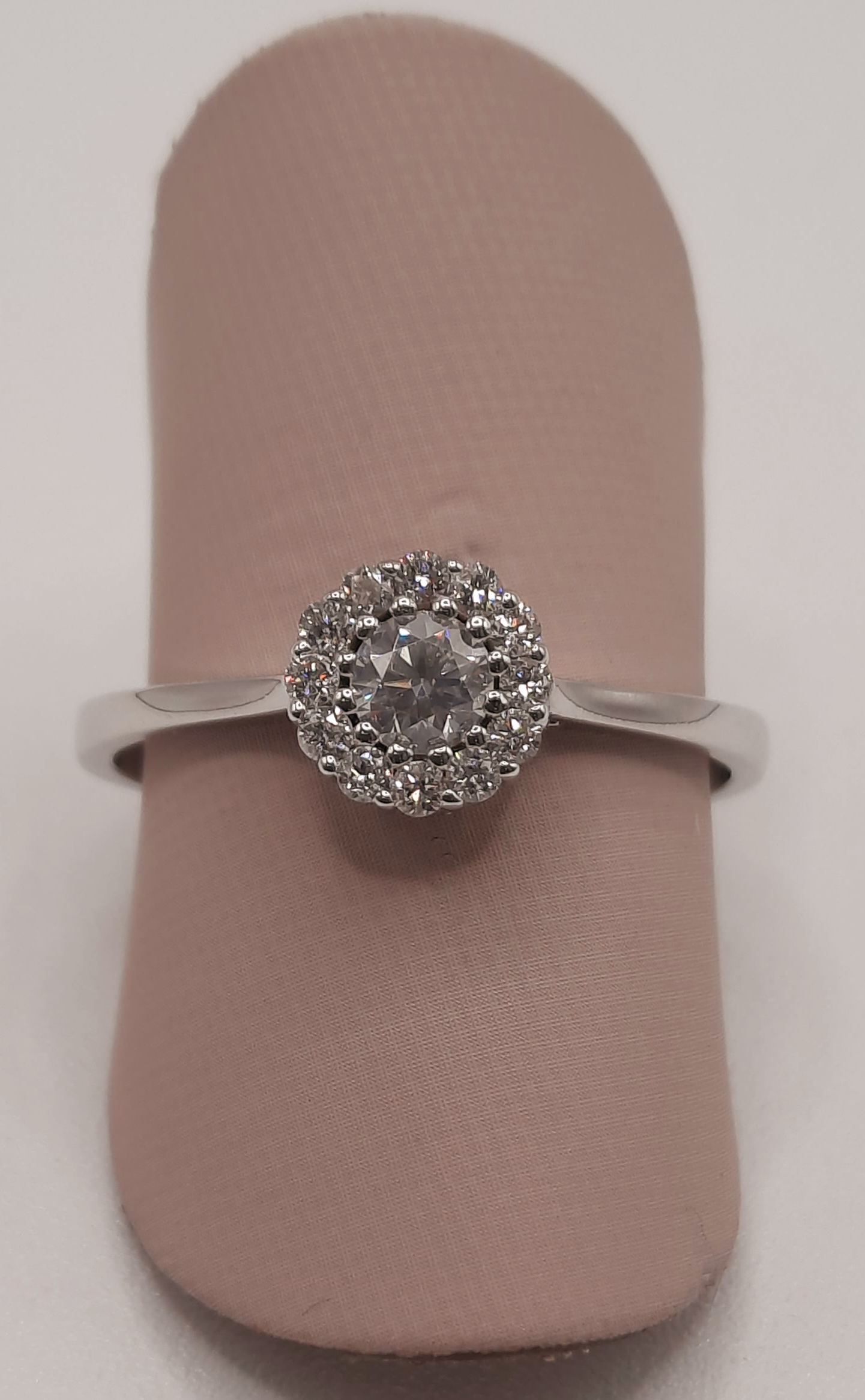 Deze betoverende witgouden verlovingsring bevat 13 ronde diamanten van kleur F en zuiverheid SI1. Gemaakt van 14-karaats goud en volledig nikkelvrij. Perfect om te dragen als verlovingsring of als luxueus sieraad voor speciale gelegenheden. Met een ringmaat van 53 biedt het een schitterende en tijdloze uitstraling voor elke gelegenheid.