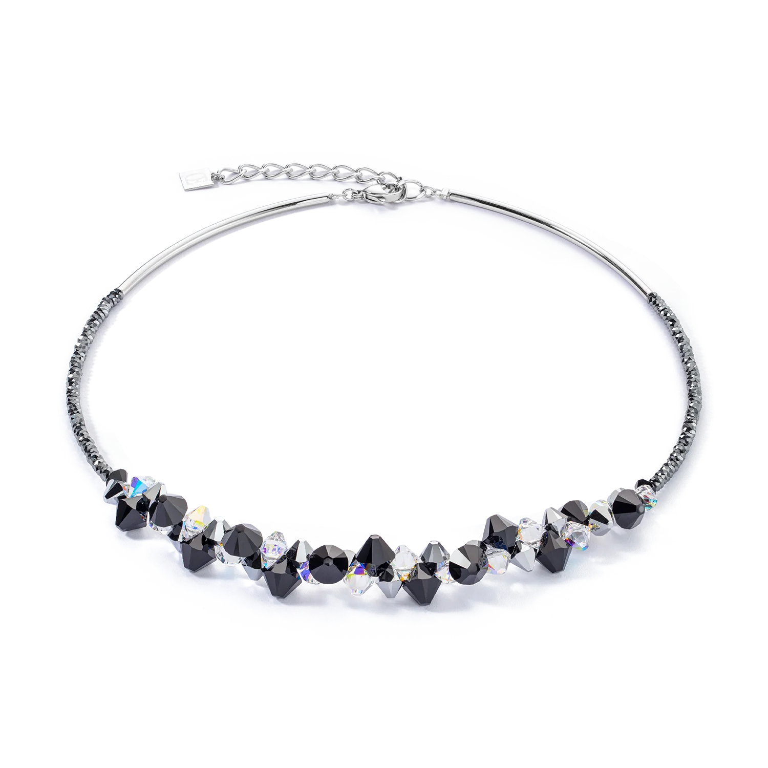 Dancing Crystals stalen Halsketting Zwart - met kristallen. Glamoureuze elegantie in een klassiek halskettingontwerp Vanwege de grote vraag keert de "Dancing Crystals"-halsketting nu terug in een tijdloze, ronde halskettinglook. Deze fascinerende halsketting combineert fonkelende, gefacetteerde kristallen in elegant zwart r, die bij elke beweging het licht perfect vangen. Of het nu voor speciale gelegenheden is of als stijlvol accent in het dagelijks leven - de "Dancing Crystals Update"-halsketting voegt een glamoureuze touch toe aan uw outfit en benadrukt uw elegante kant.

Elk sieraad dat u bij COEUR DE LION bestelt, wordt geleverd in een luxe designdoosje en met een echtheidscertificaat.