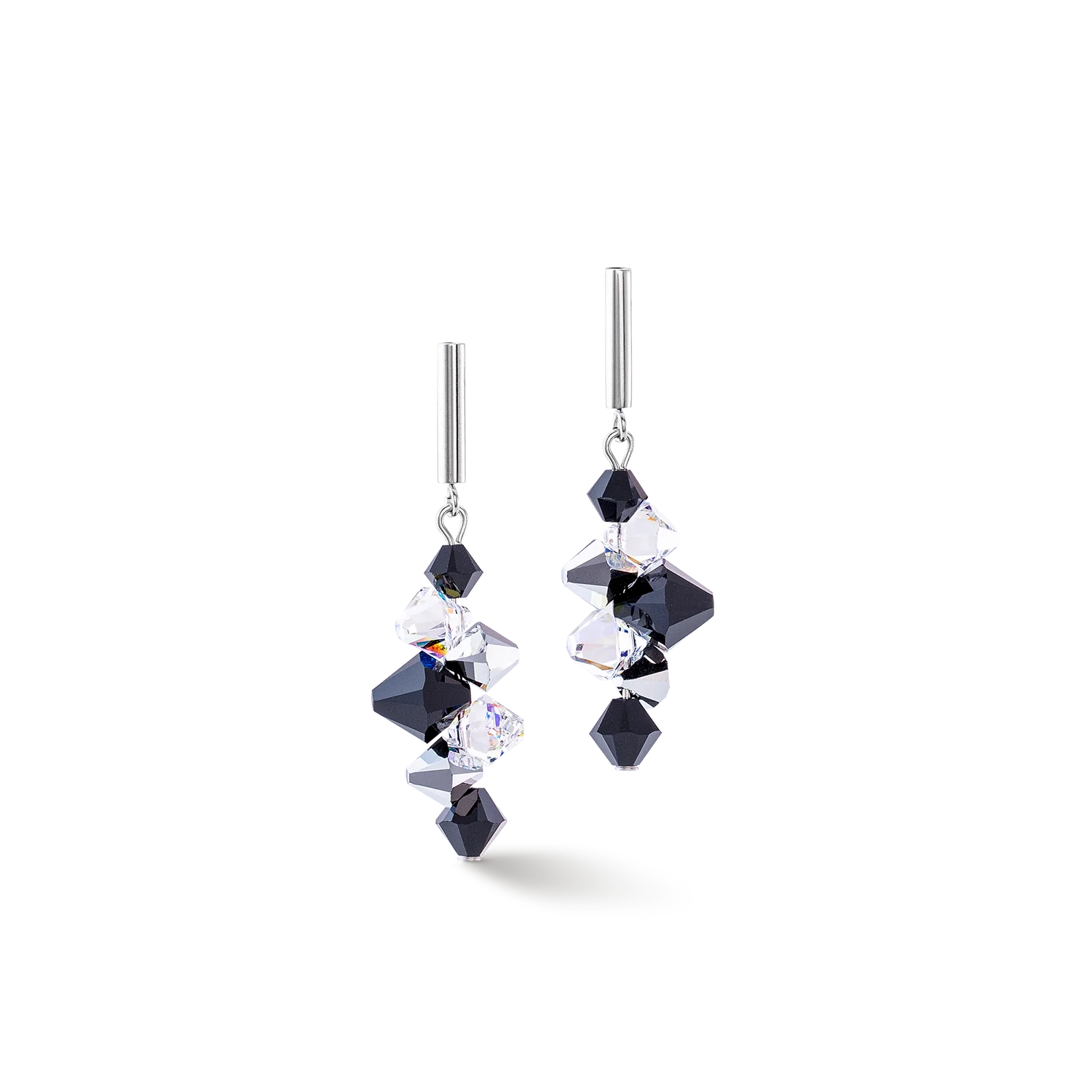 Dancing Crystals  oorbellen kristal en zwart - sprankelende accenten voor elke look De "Dancing Crystals Update" oorbellen in staal en zwart zijn de perfecte aanvulling op de bijpassende ketting en armband. Met hun glinsterende, gefacetteerde kristallen in zwart en staal creëren deze oorbellen sprankelende accenten die bij elke beweging het licht vangen en een stralende highlight vormen. Of ze nu gedragen worden bij een elegante avondlook of als sprankelend detail in het dagelijks leven - deze oorbellen zijn een absolute must-have voor uw sieradencollectie.

Elk sieraad dat u bij COEUR DE LION bestelt, wordt geleverd in een luxe designdoosje en met een echtheidscertificaat.