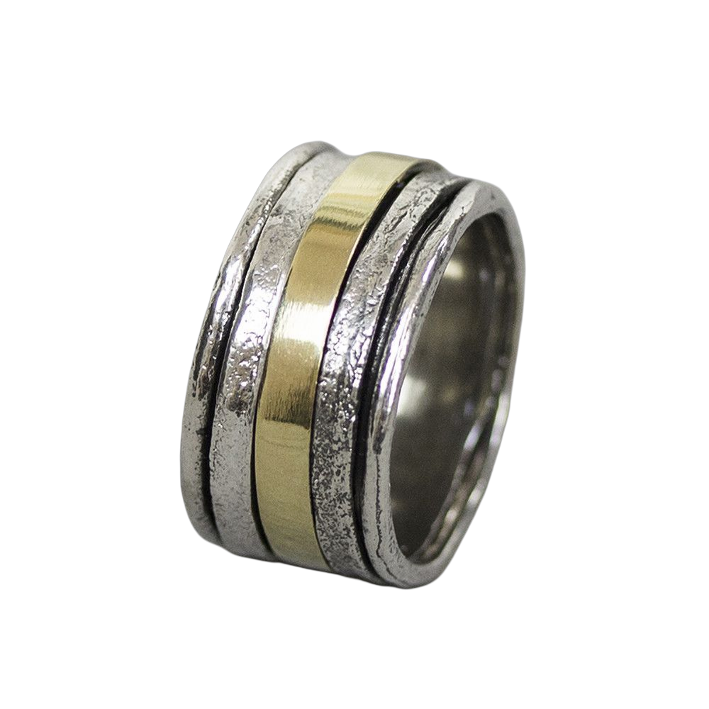 Ring gemaakt van 925 sterling zilver en geoxideerd zilver. In plaats van de bekende goldfilled band, zit om deze ring een ringetje van 9 karaat.