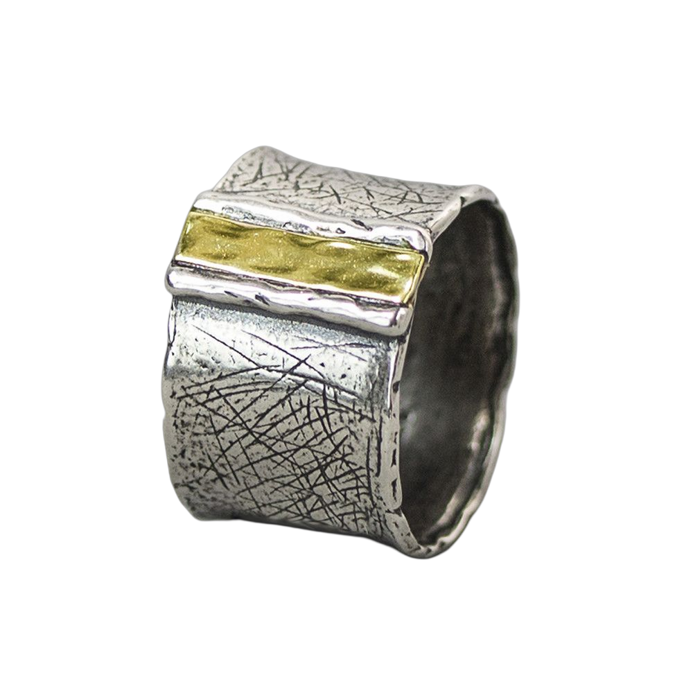 Brede ring gemaakt van 925 sterling zilver en een streepje 9 karaat.