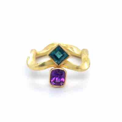 Dieser gelbe Ring aus Gold 750 mit einem petrolfarbenen Indigolith und einem pink Safir ist ein wahrer Blickfang. Der Ring besticht durch sein edles Design und die hochwertige Verarbeitung. Tragen Sie ihn am besten als Einzelstück, um seine Schönheit richtig zur Geltung zu bringen. Dieser Ring ist perfekt für besondere Anlässe oder als elegantes Accessoire für den Alltag. 