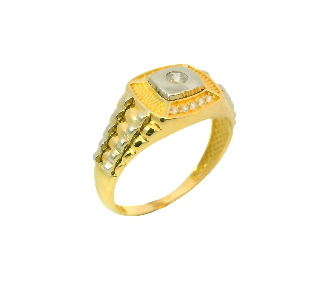 Deze prachtige herenring is gemaakt van 14 karaat bicolor goud en is voorzien van zirkonia steentjes voor extra glans. De ring is perfect om te dragen als een statement piece voor elke gelegenheid. Combineer het met andere gouden sieraden voor een complete look of draag het solo voor een subtiele touch van luxe. Maak je outfit compleet met deze schitterende herenring!
De ring is verkrijgbaar in meerdere afmetingen.