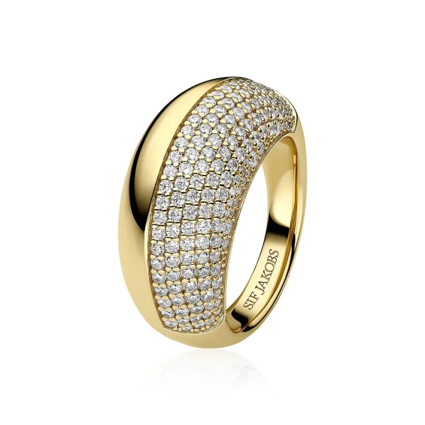Verrijk je stijl met deze prachtige Sif Jakobs Jewellery ring. Vervaardigd in 18 karaats verguld 925 Sterling Zilver, met een gepolijst oppervlak en handgezette facetgeslepen witte zirkonia stenen. Ring afmetingen: Breedte 11 mm, Dikte 1.4 mm. SKU: SJ-R2487-CZ-YG
