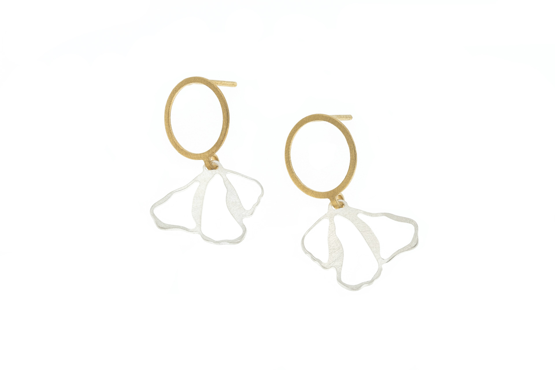 Dieser Ohrschmuck ist filigran und klein und besteht aus Silber, das teilweise vergoldet ist. Der beste Weg, ihn zu tragen, ist als dezentes Accessoire für jeden Tag. Er passt perfekt zu jeder Art von Outfit und verleiht Ihrem Look eine elegante Note. Zeigen Sie Ihren individuellen Stil mit diesem wunderschönen Schmuckstück!