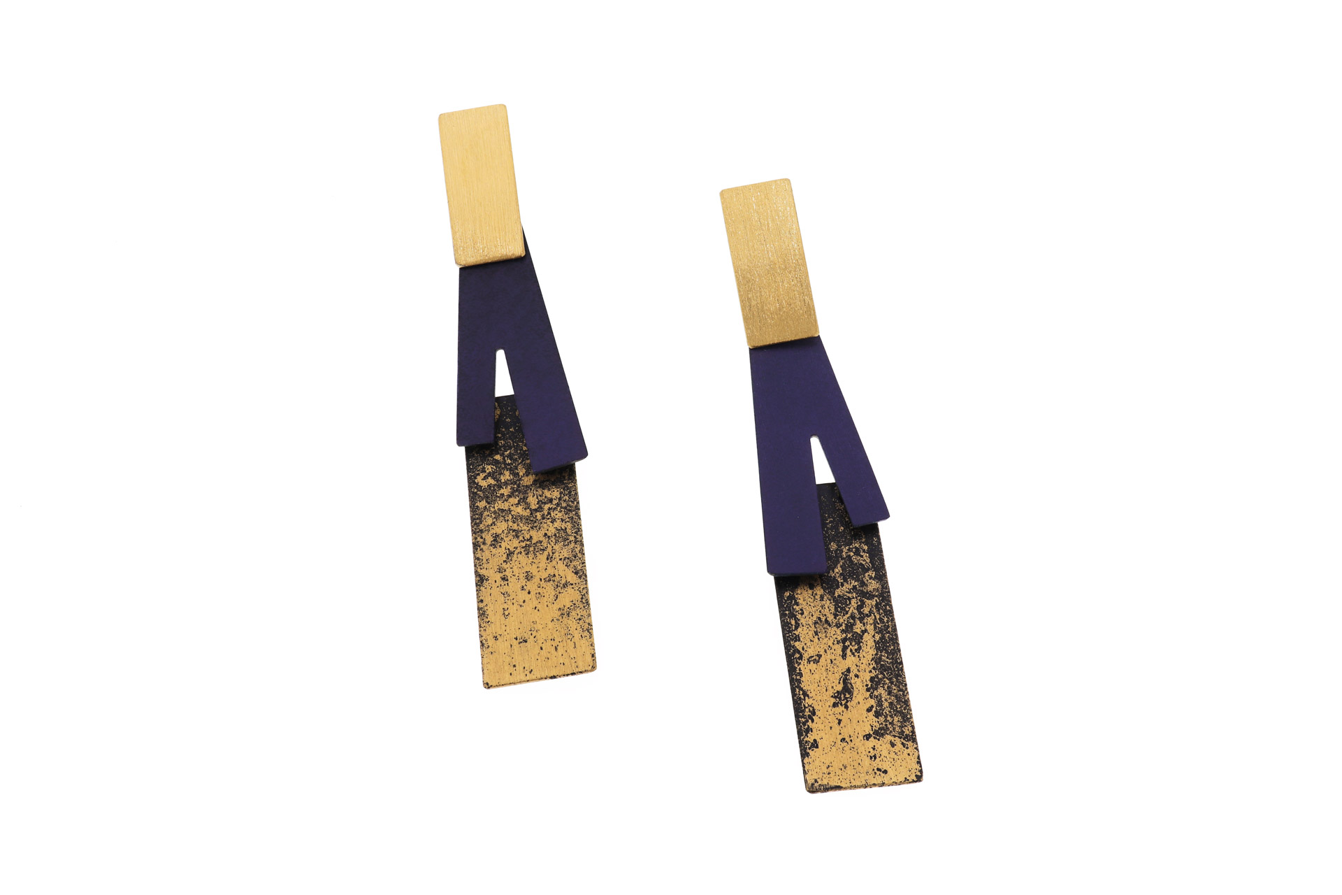 Dieser lange Ohrhänger ist ein echtes Juwel und besticht durch seine Bicolor-Optik aus geschwärztem und vergoldetem Silber mit einem Hauch von Goldstaub. Er ist das perfekte Accessoire für besondere Anlässe und verleiht jedem Outfit eine elegante Note. Tragen Sie den Ohrhänger allein als Statement-Piece oder kombinieren Sie ihn mit anderen Schmuckstücken für einen individuellen Look. Ein absolutes Must-Have für jede Schmucksammlung!