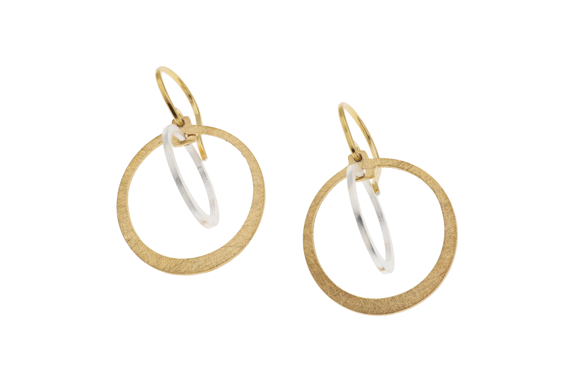 Diese zarten Ohrringe sind filigran und bicolor, teilweise vergoldet. Sie verleihen Ihrem Outfit eine stilvolle Note und passen zu jeder Gelegenheit. Tragen Sie sie am besten zu einem eleganten Abendlook oder als dezentes Accessoire im Alltag. Die hochwertige Verarbeitung und das zeitlose Design machen sie zu einem Must-Have in Ihrer Schmucksammlung.