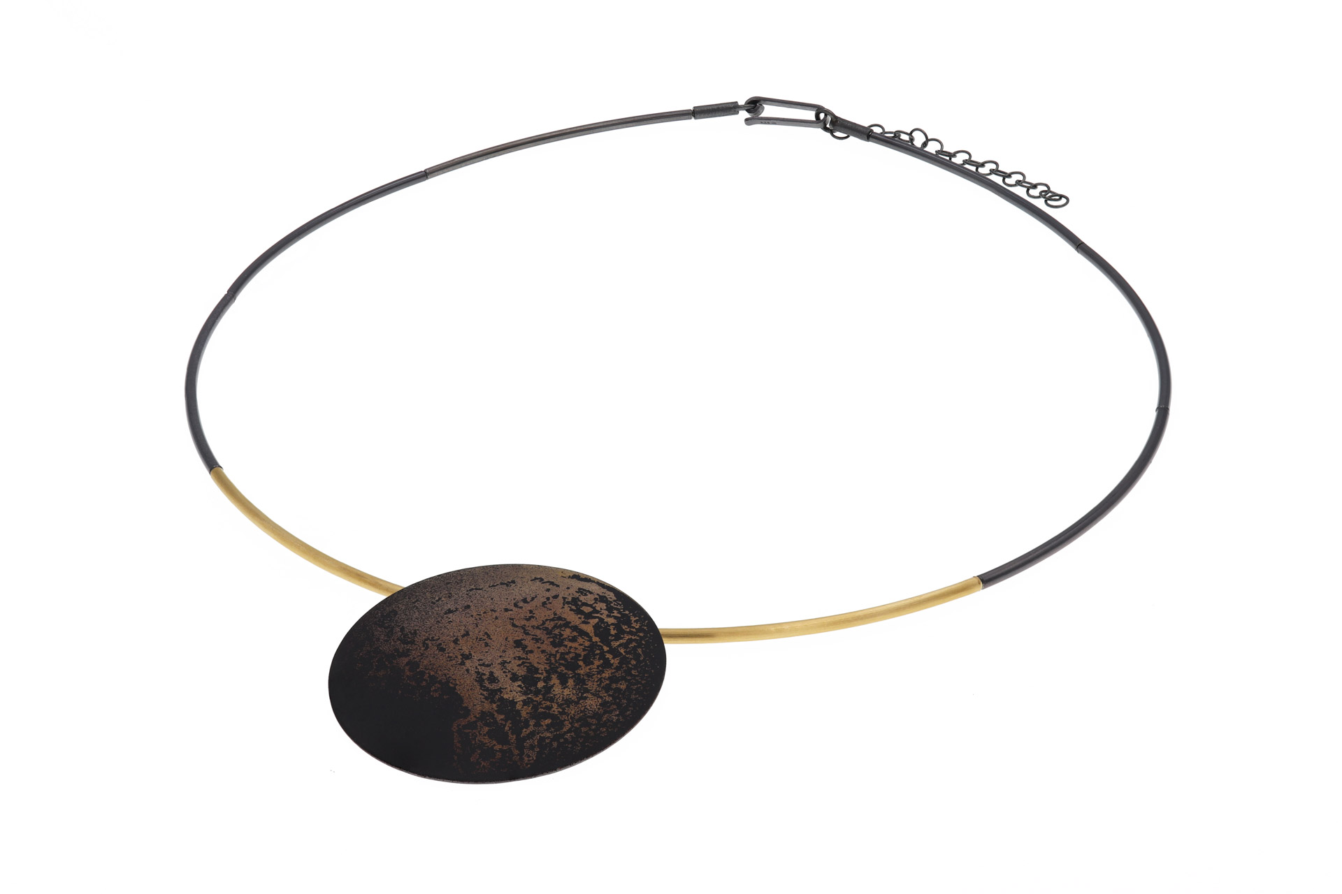 Dieser Halsschmuck aus Bicolor-Silber mit einem geschwärzten runden Mittelteil besticht durch sein elegantes Design und hochwertige Verarbeitung. Tragen Sie ihn alleine als Statement-Stück oder kombinieren Sie ihn mit anderen Schmuckstücken für einen individuellen Look. Der Halsschmuck wird mit einem passenden Kettenverschluss geliefert und ist vielseitig einsetzbar für verschiedene Anlässe. Gönnen Sie sich diesen Eyecatcher!