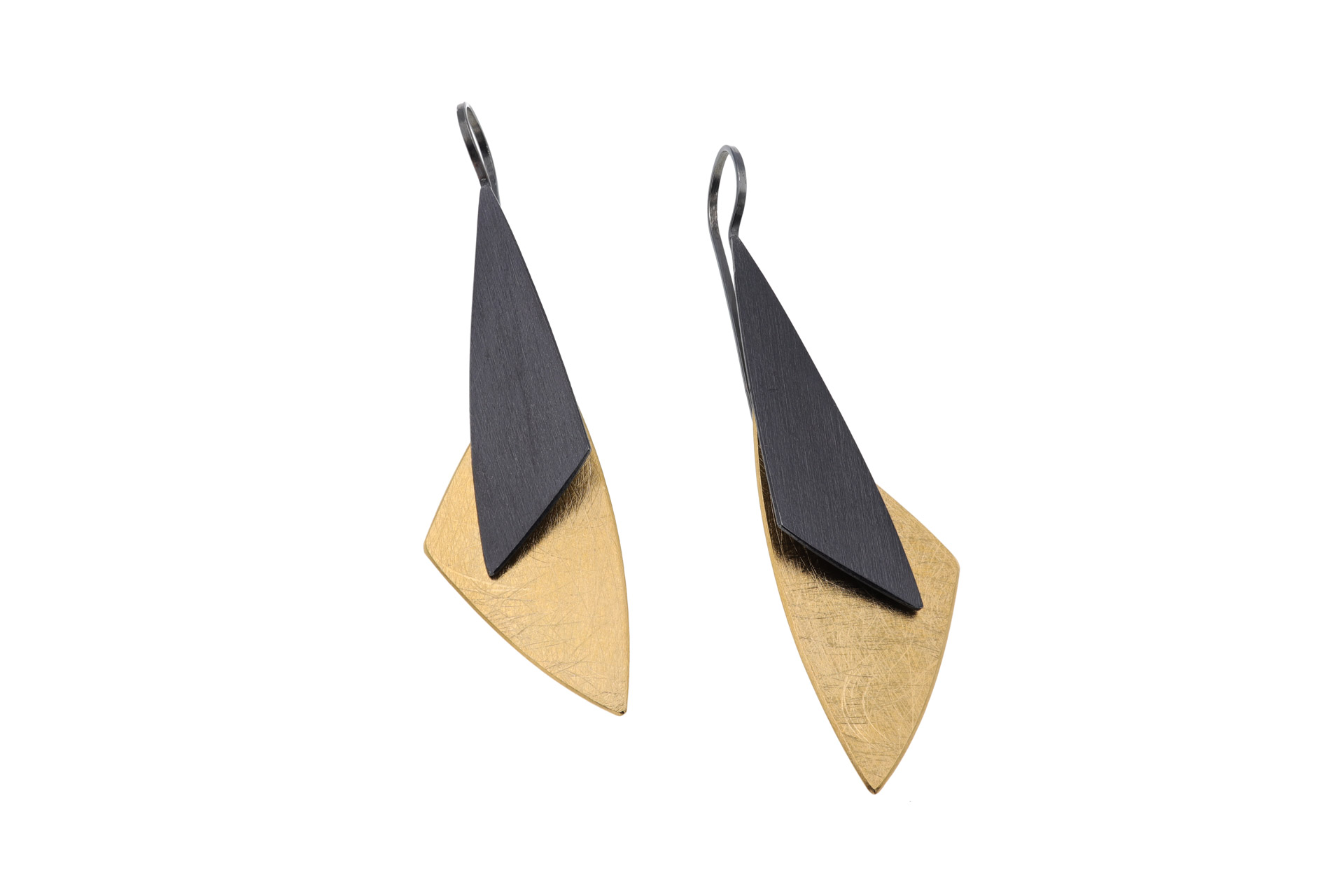 Diese Ohrhänger sind lang und bestehen aus zwei Dreiecken in silber bicolor, vergoldet und geschwärzt. Sie sind elegant und modern zugleich. Der beste Weg, sie zu tragen, ist sie mit einem schlichten Outfit zu kombinieren, um ihnen die volle Aufmerksamkeit zu schenken. Perfekt für besondere Anlässe oder um Ihrem Alltagslook einen Hauch von Glamour zu verleihen.
