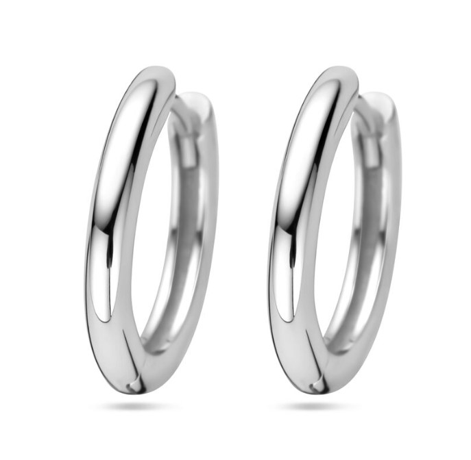 Gerhodineerd 925 zilveren klapoorringen met een halfronde buis. De oorringen hebben een dikte van 3mm.
15 x 3 mm.