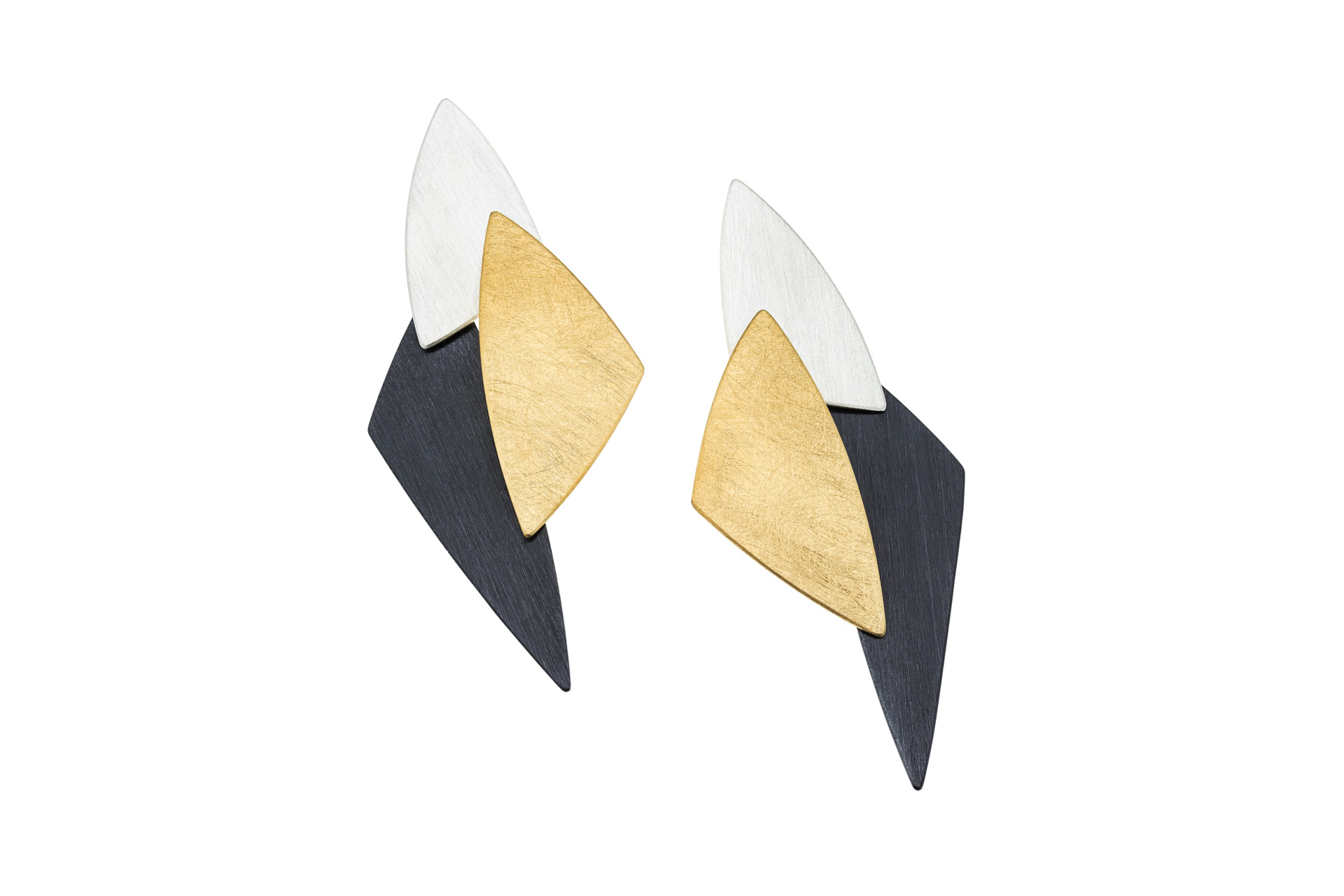 Diese Ohrstecker sind aus drei verschiedenen Silberdreiecken gefertigt und verleihen jedem Look einen eleganten Touch. Die besten Möglichkeiten, um sie zu tragen, sind entweder solo für einen minimalistischen Look oder in Kombination mit anderen Silberschmuckstücken für einen modernen Stil. Diese Ohrstecker sind vielseitig und passen perfekt zu jedem Outfit, ob elegant oder lässig.