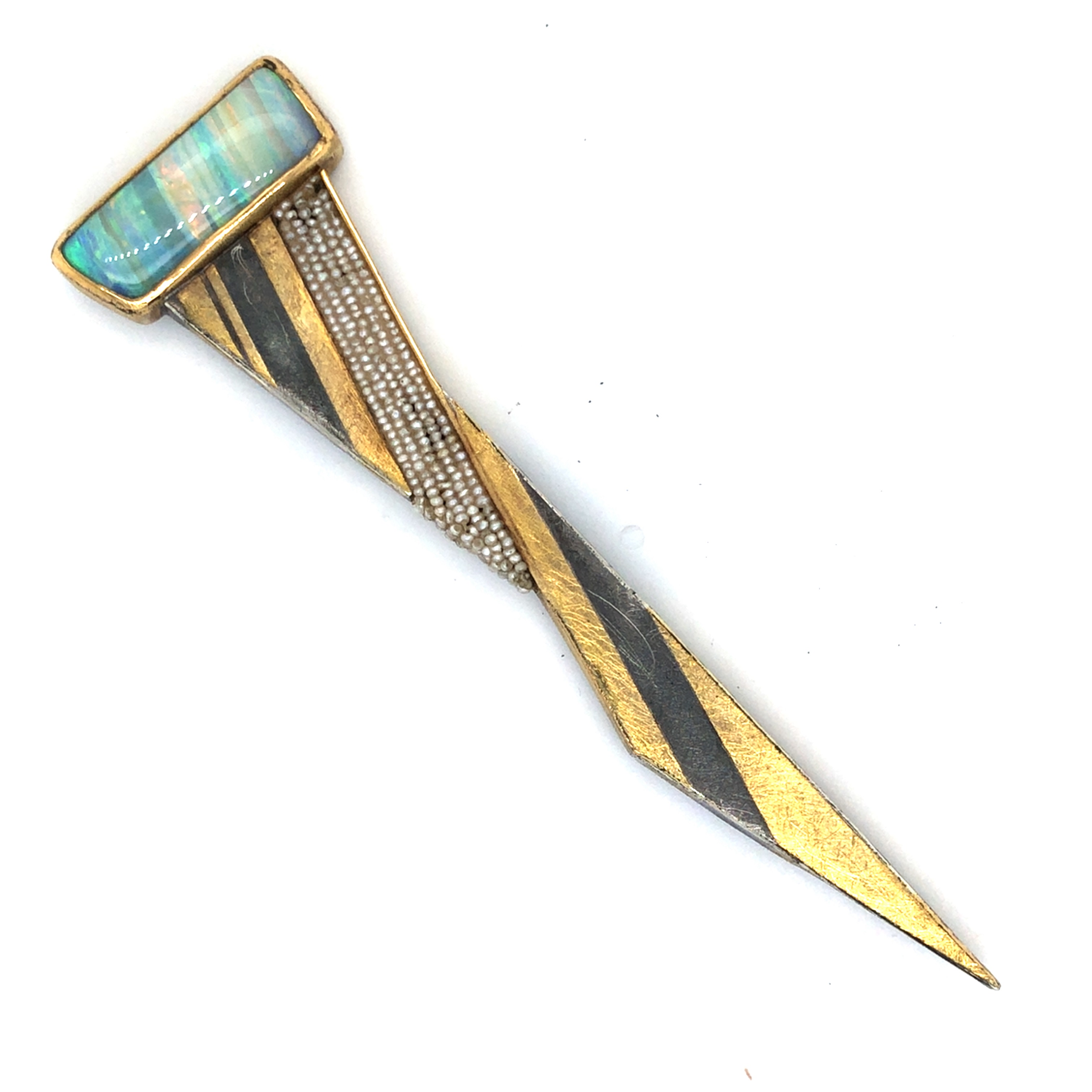 Die BR1 Brosche ist ein einzigartiges Schmuckstück mit einer langen Nadel am Revers. Sie besteht aus Silber und Gold mit einem Boulder Opal und Saatperlen. Tragen Sie sie am Revers Ihrer Jacke oder Bluse für einen edlen Look. Dieses Unikat lässt sich vielseitig kombinieren und verleiht jedem Outfit das gewisse Etwas.