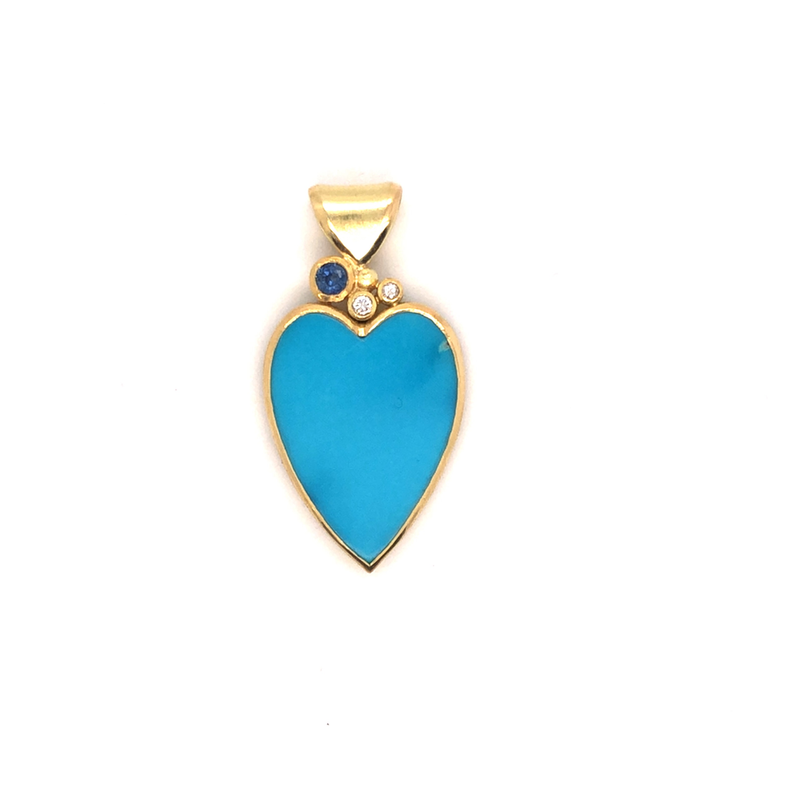 Ein ausdrucksstarker Anhänger in Gelbgold 750 mit einem natürlichen und unbehandeltem Arizona Türkis Herz mit 7,50ct, 2 Brillanten 0,045ct und einem blauen Safir. Länge 35mm

UNIKAT

gefertigt im KISSNER Meisteratelier
Design: Carsten Kissner